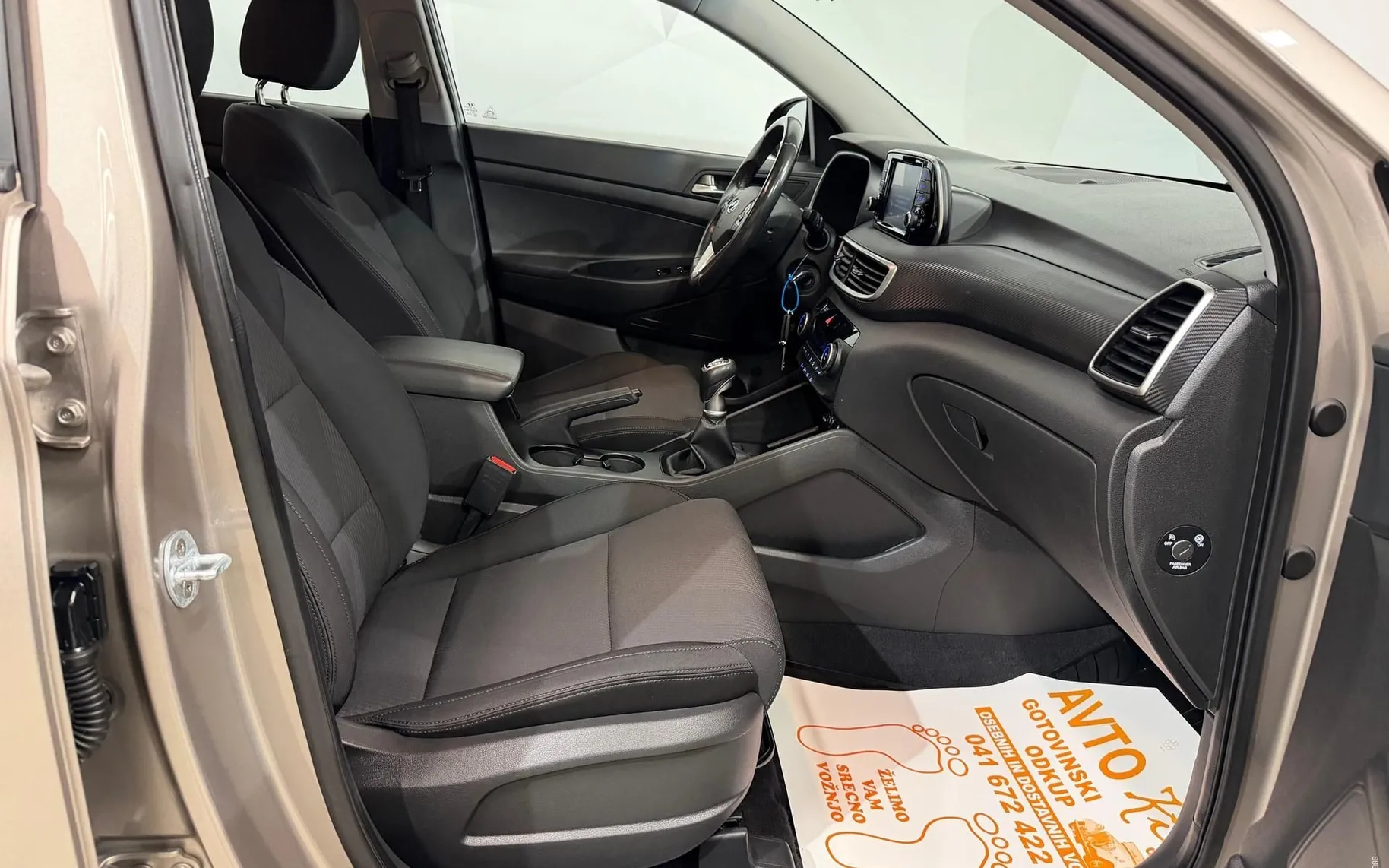 Notranja slika - Hyundai Tucson - 1.6 CRDi-129.000KM-SLO-TEMPOMAT-KAMERA-PDC-SERV KN - 11