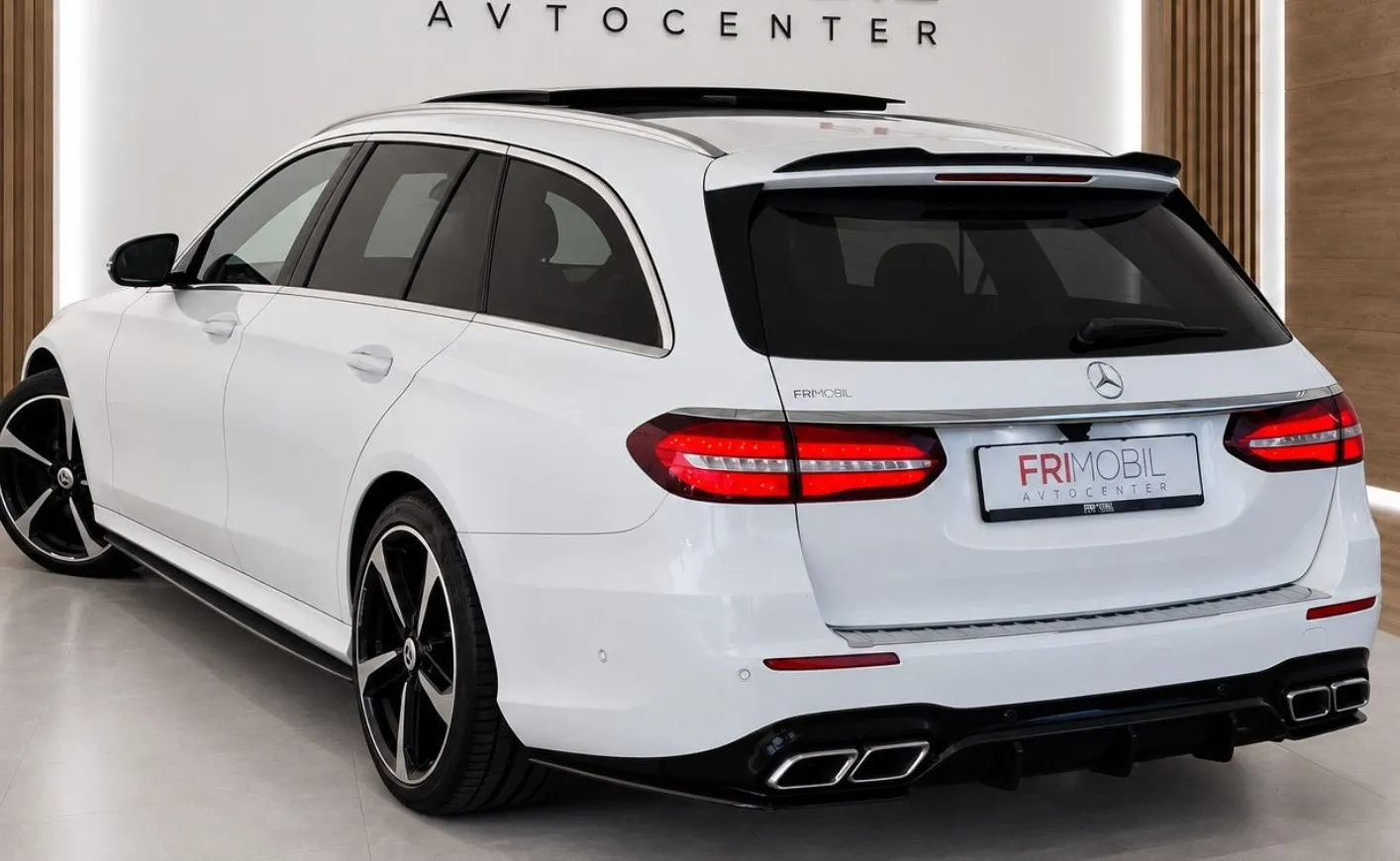 Zunanja slika - Mercedes-Benz E-Razred - 220d E63 LOOK•V8 SOUND•PANORAMA•BURMESTER•AMBIENT• - 4