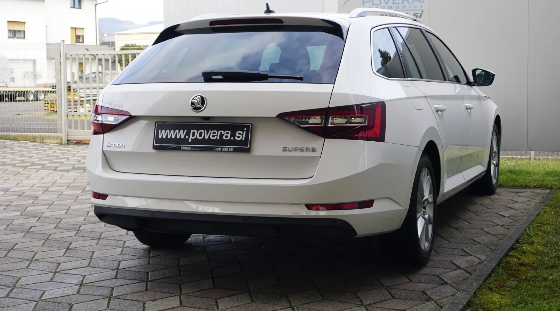 Zunanja slika - Škoda Superb - 2.0 TDI Style Combi  110 kW+Xenon+Memory+ACC+Kamer - 6