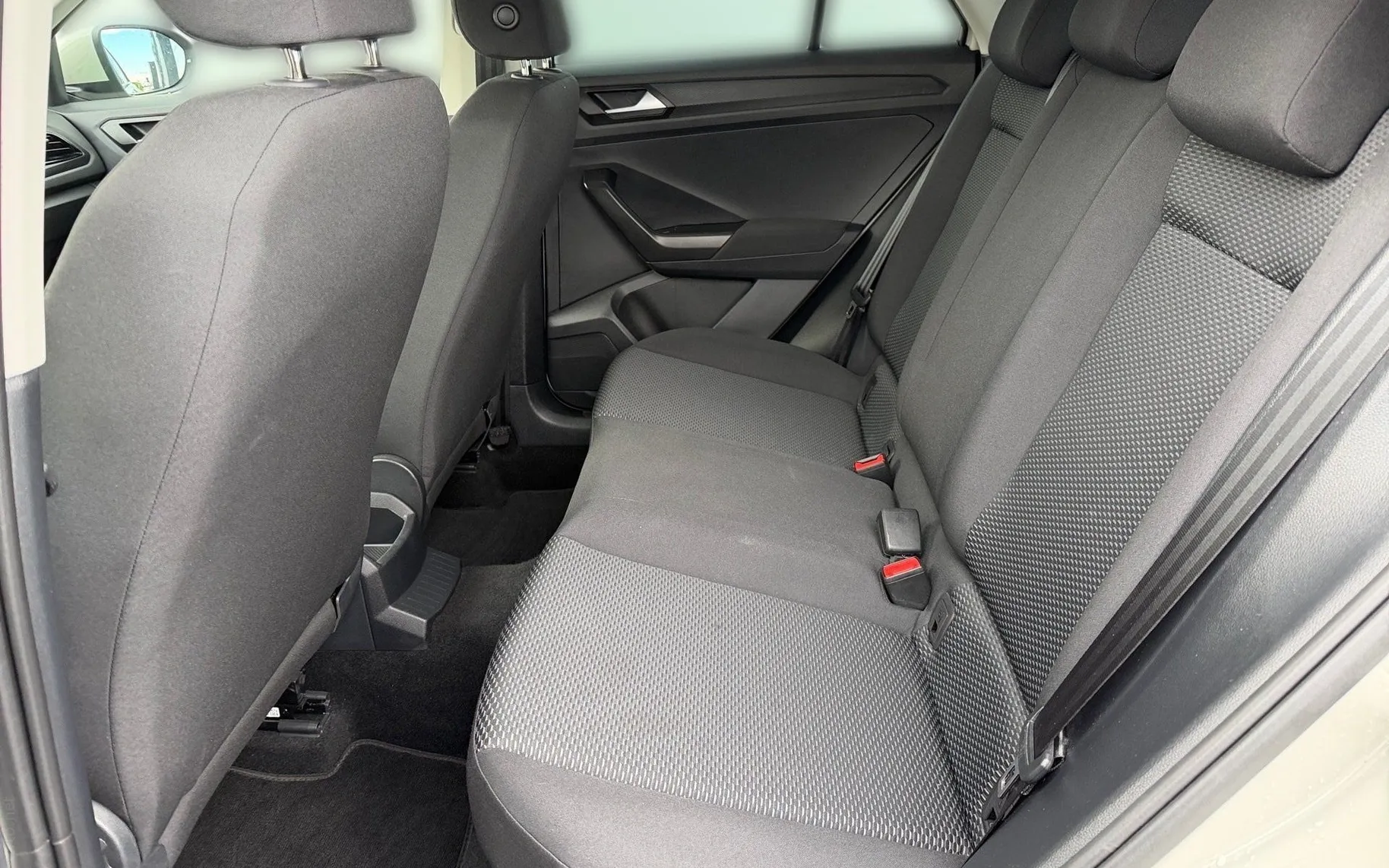 Notranja slika - Volkswagen T-Roc - 1.0 TSI BMT Life-komaj 31.131 KM-1.lastnik-Virtual - 11
