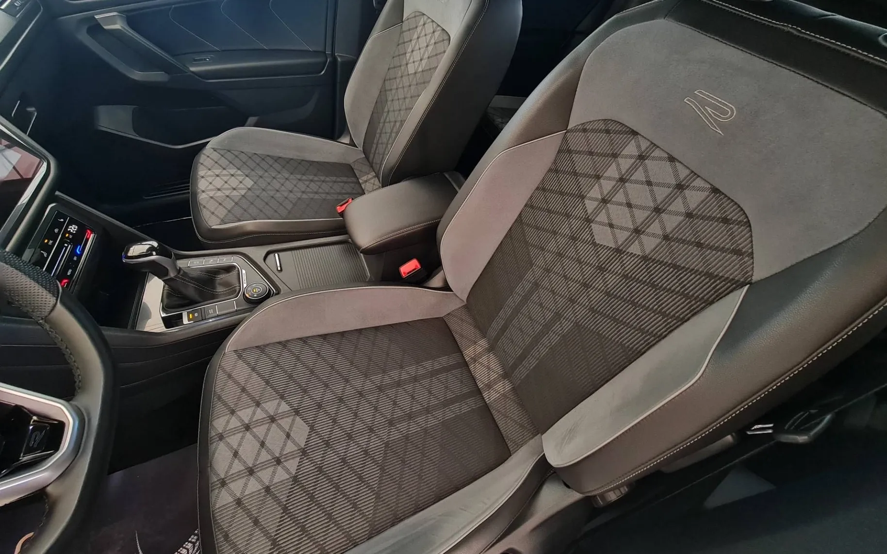 Notranja slika - Volkswagen Tiguan Allspace - 4motion 2.0 TDI R-Line DSG IQ.LIGHT-Harman Kardon - 14