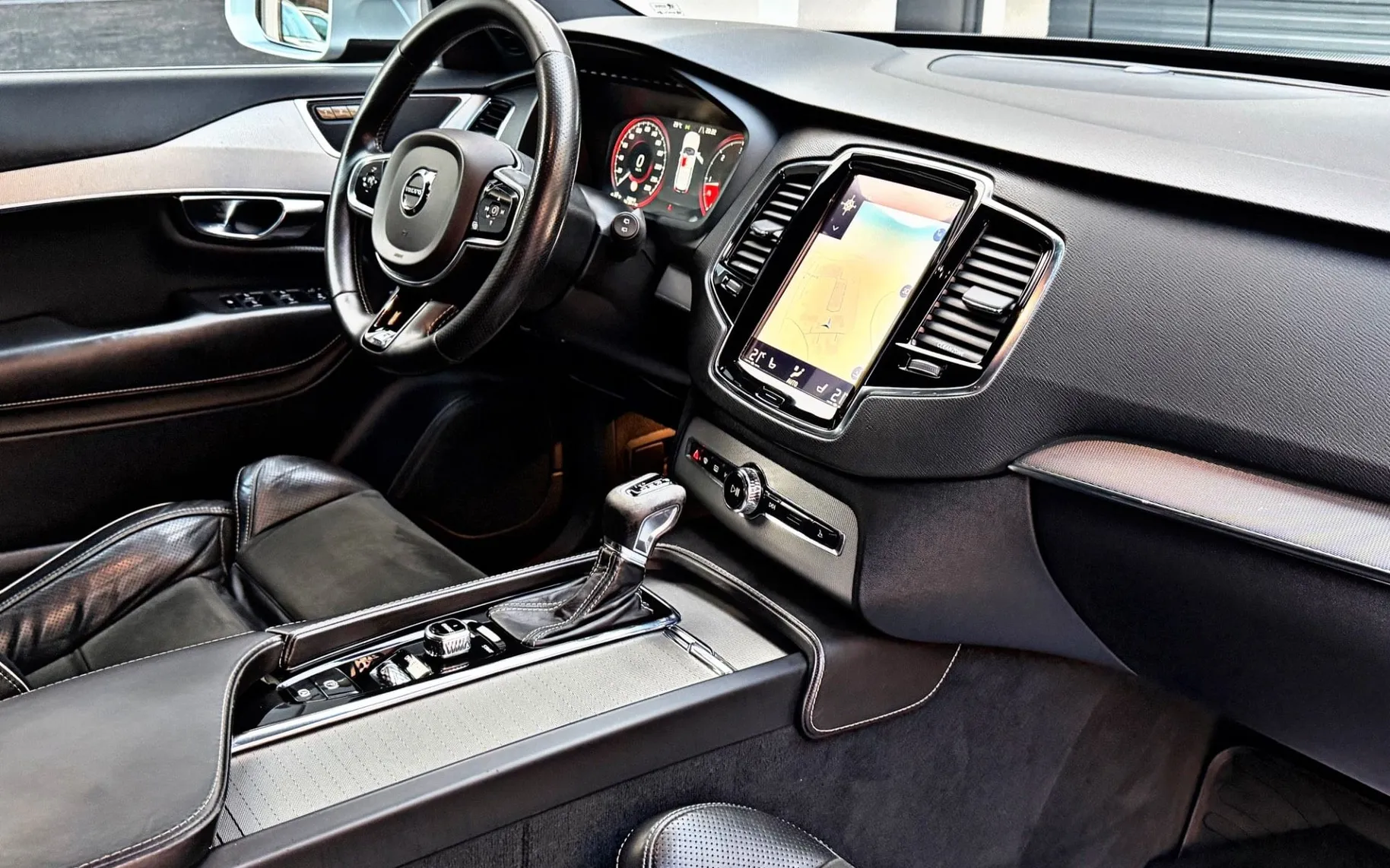 Notranja slika - Volvo XC90 - D5 AWD R-DESIGN•ZRAČNO•KLJUKA•LED•VIRTUAL•NAVI•360 - 12