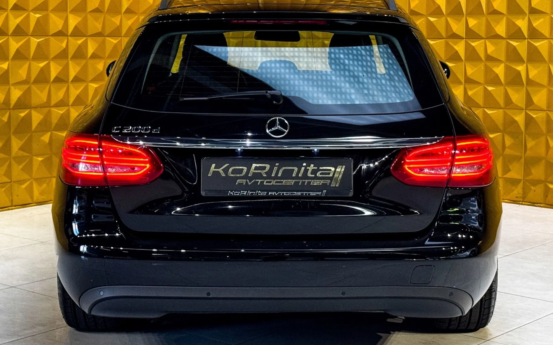 Notranja slika - Mercedes-Benz C-Razred - C200d AUT. GRETJE-BURMESTER-NAVI-F1-VLECNA KLJUKA. - 10