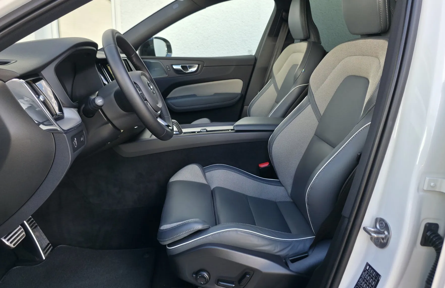 Zunanja slika - Volvo XC60 - B4D AWD AT R-Design FULLED•GRETJE•MEMORY•HARMAN•19 - 6