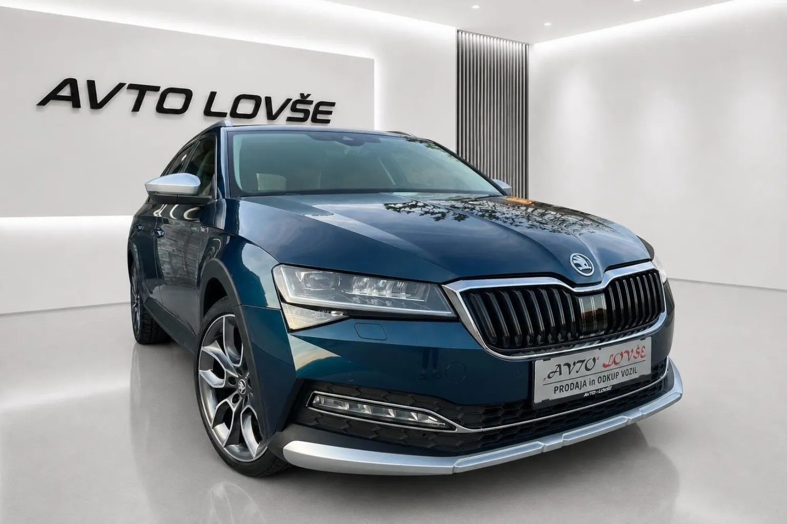 Zunanja slika - Škoda Superb - Combi 2.0 TDI Scout DSG-1 LASTNIK-ALU-KAM-LED-VI.. - 2