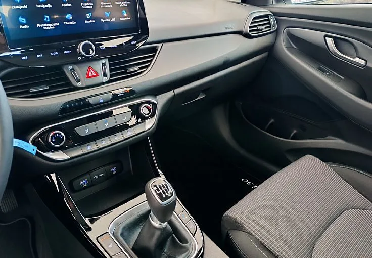 Zunanja slika - Hyundai i30 Wagon - 1.5 STYLE 4-VALJNI-TESTNO-LED-DAB-NAVI-VIDEO - 12