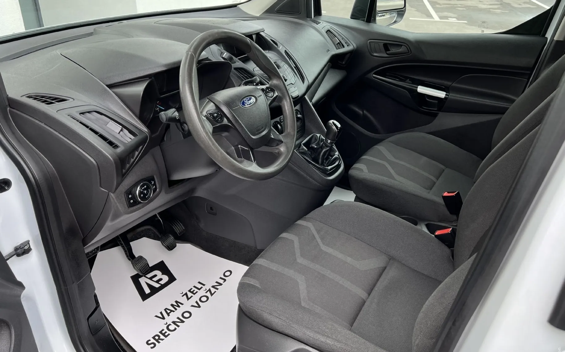 Notranja slika - Ford Tourneo Connect - 1.5 TDCi+R.KAMERA+PDC+KLJUKA+NOSILCI... - 9