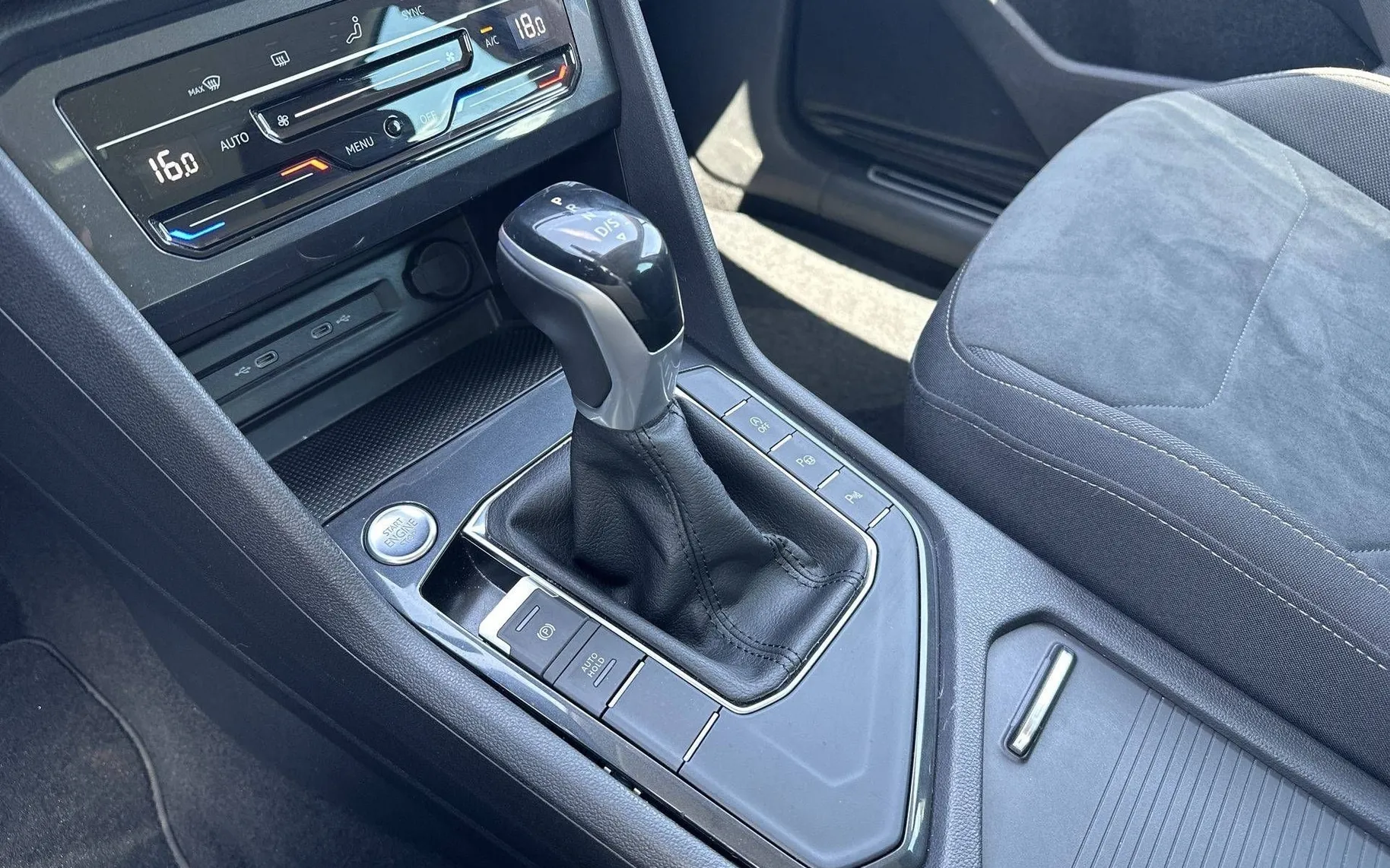 Notranja slika - Volkswagen Tiguan - 2.0 TDI BMT Elegance DSG VIRTUAL ACC KAMERA - 20