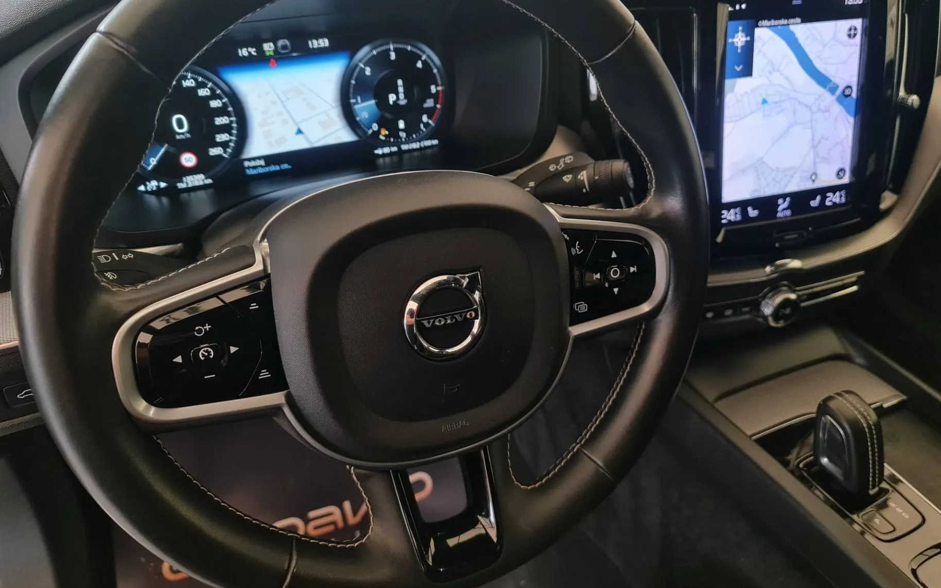Notranja slika - Volvo XC60 - B4D R-Design Avt.-Head-up zaslon  HUD -360-Radar - 10