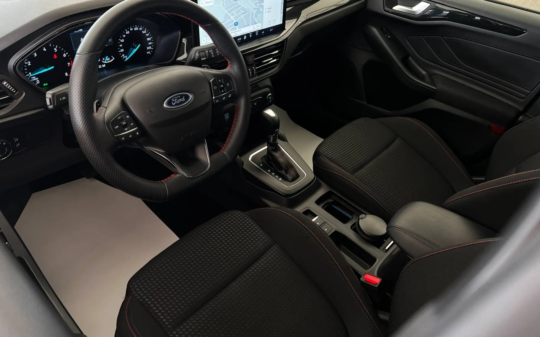 Notranja slika - Ford Focus - 1.0•ST-Line•LED•PDC•KAMERA•F1•NAVI•... - 10