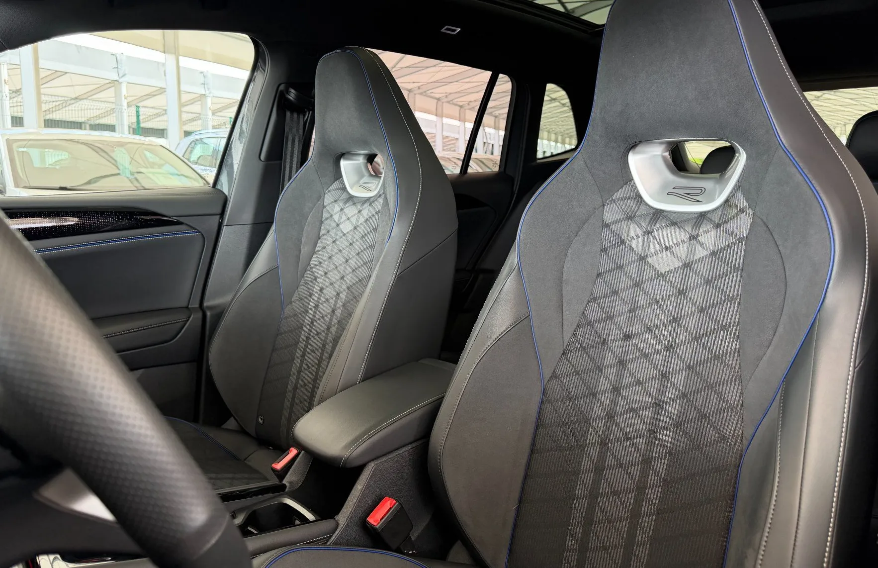 Zunanja slika - Volkswagen Tiguan - 4JOY 2.0TDI DSG SLO 1.Lastnik BLACK STYLE-PANORAMA - 9