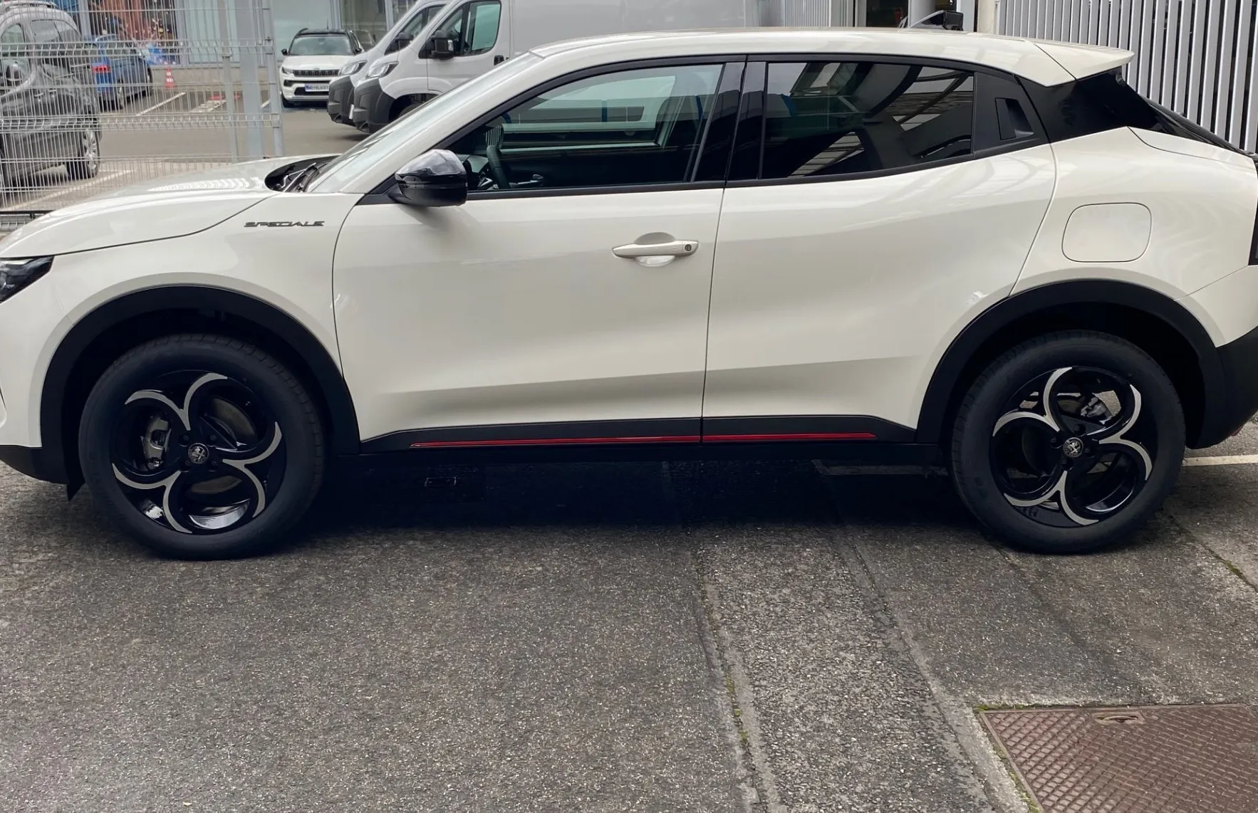 Zunanja slika - Alfa Romeo Junior - 1.2 E-DCT6 MHEV100 kW  136KM  SPECIALE - 3