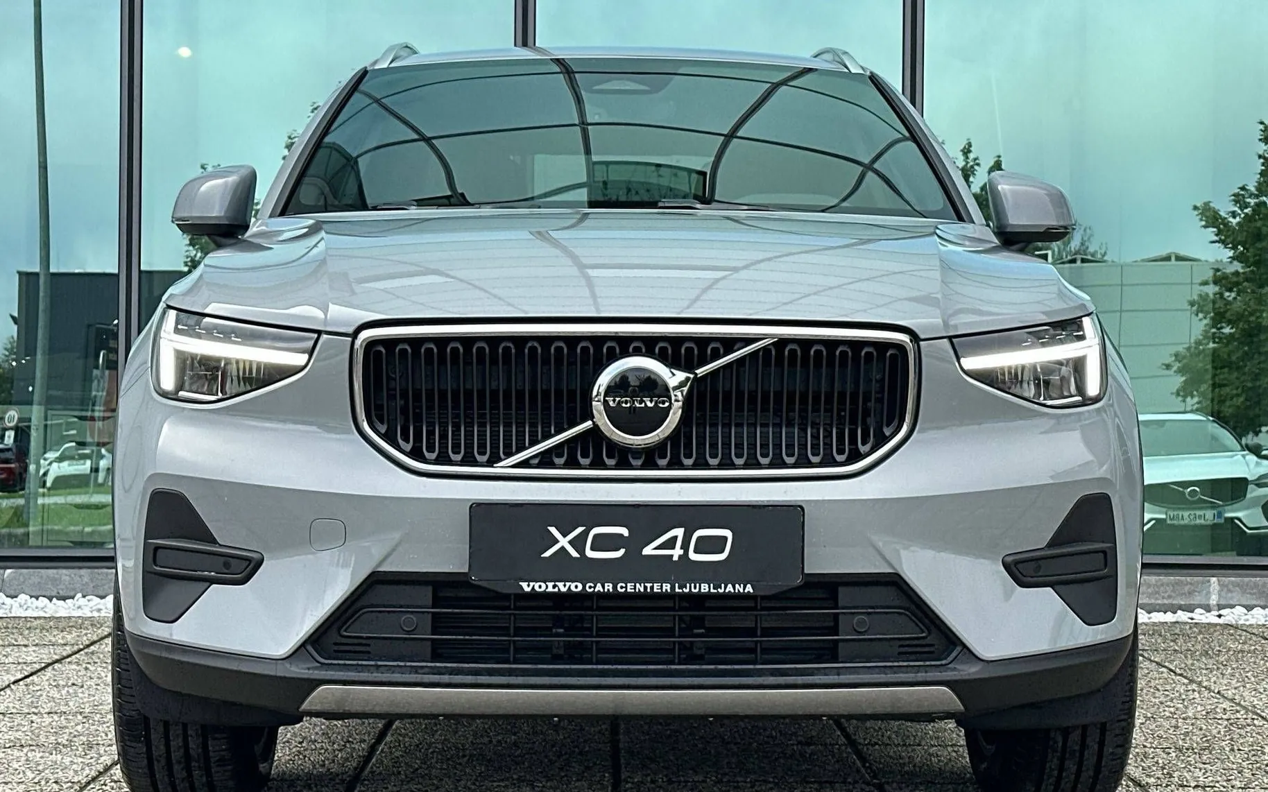 Zunanja slika - Volvo XC40 - B3 P Core AT DCT 3 leta garancije + 3 servisi... - 2