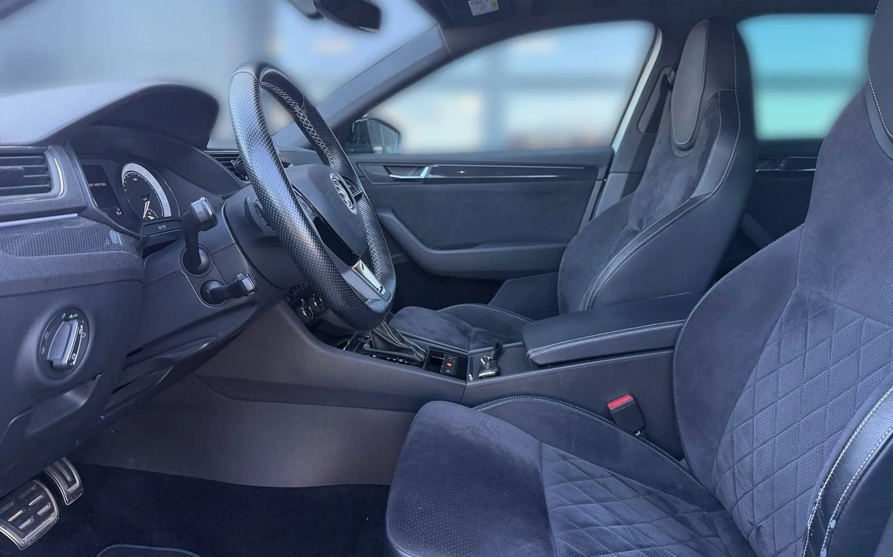 Notranja slika - Škoda Superb - Combi 2.0 TDI Sportline DSG - 7