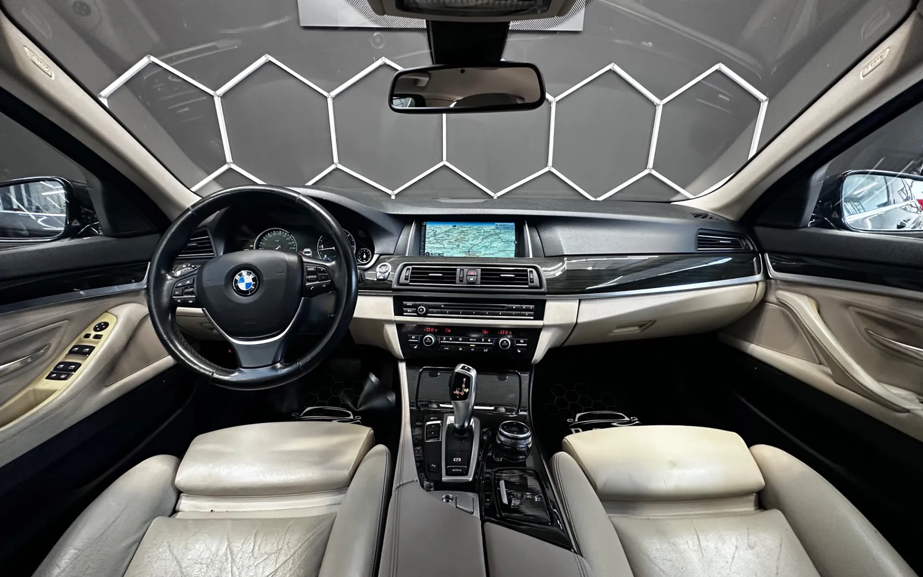 Notranja slika - BMW serija 5: - 525d VIRTUAL+HUD+V.NAVI+MEMORY+MRTVI KOT+ACC+L.AS. - 9