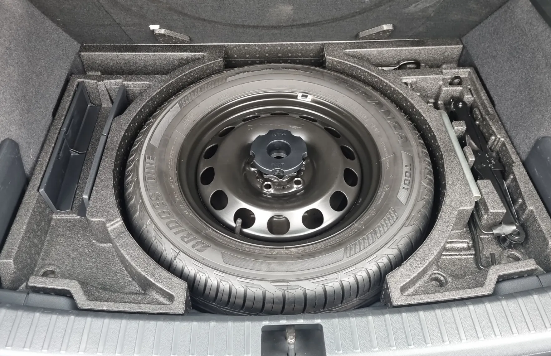 Zunanja slika - Škoda Karoq - Active 1.6 TDI - 13