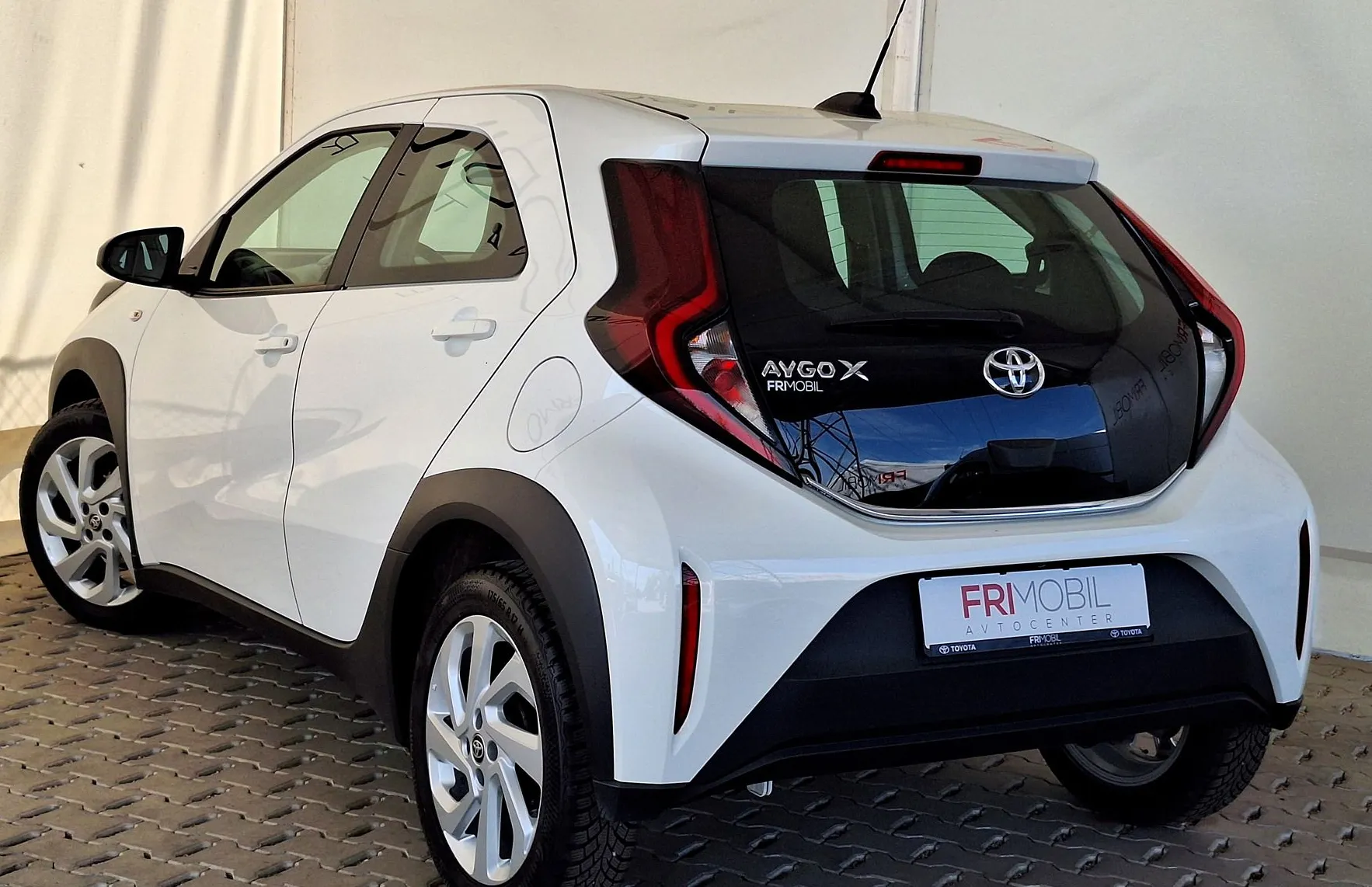 Zunanja slika - Toyota Aygo - 1.0 X-PLAY ALLOYS TOUCH •SLO•KAMERA•ACC• - 4