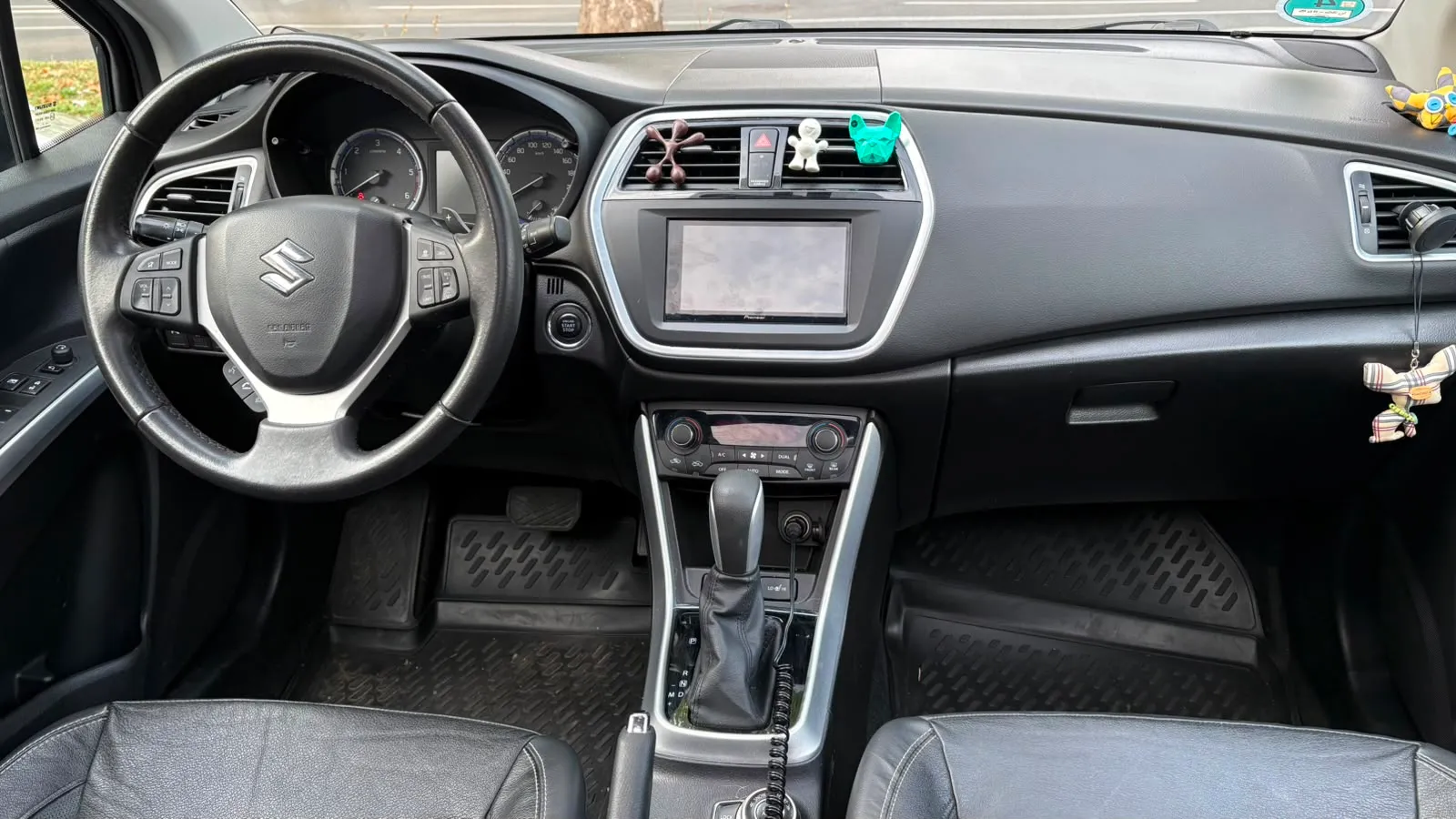 Notranja slika - Suzuki SX4 - S-Cross AllGrip 1,6 DDiS Elegance Top TCSS - 4
