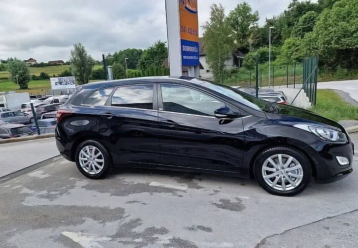Zunanja slika - Hyundai i30 Wagon - 1.6 CRDI 81KW COMFORT LEPO OHRANJEN - 6
