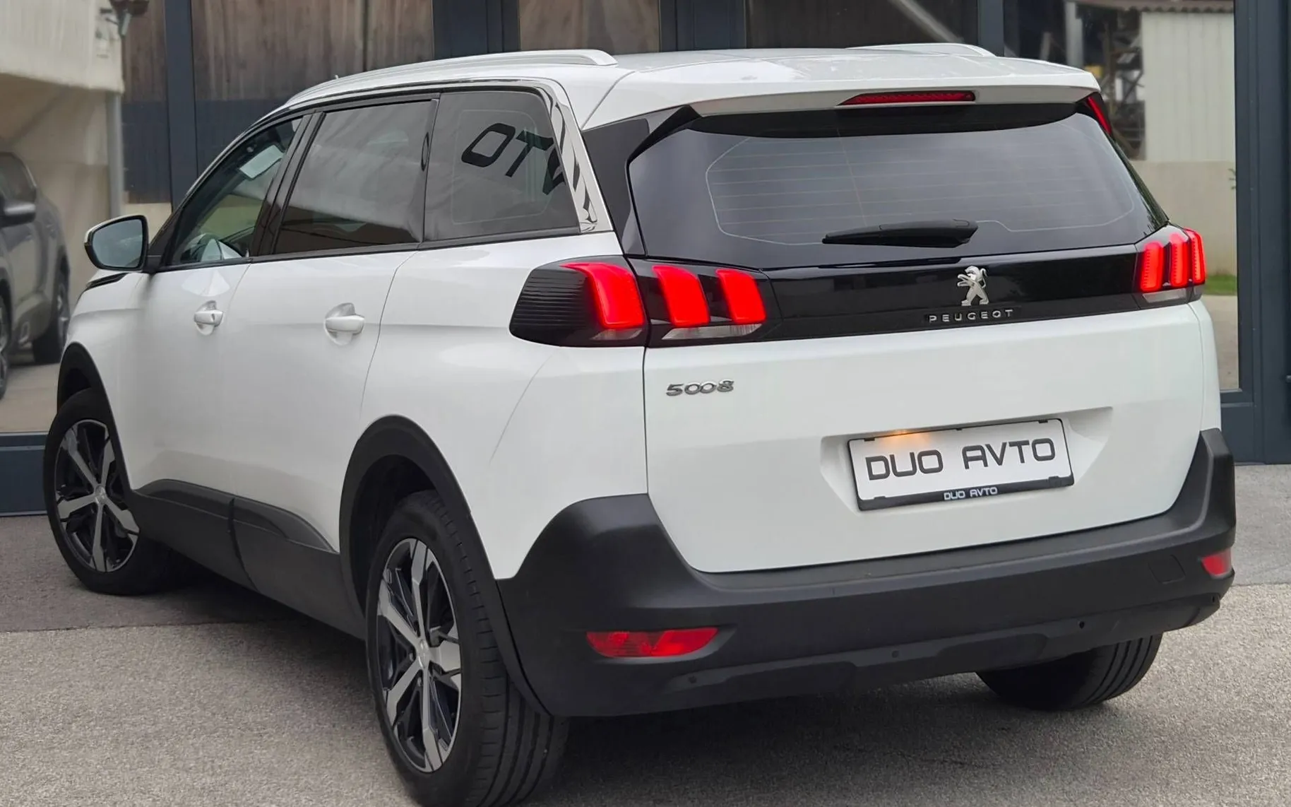 Notranja slika - Peugeot 5008 - 1.6HDI-AVT.-VIRTUAL-NAVI-LED-PDC-SLO-GRIP CONTROL - 12