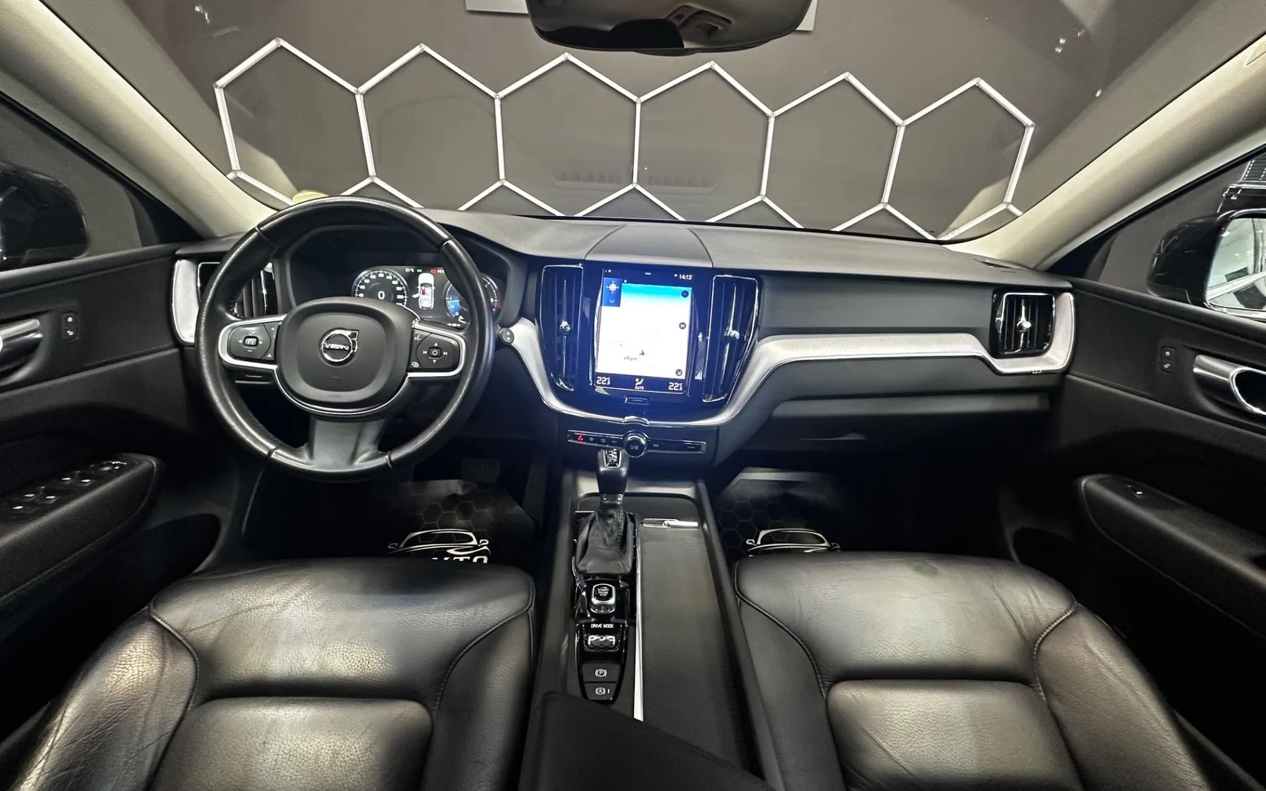 Notranja slika - Volvo XC60 - D4 BUSINESS EXECUTIVE KAMERA ACC CARPLAY KEYLESS - 9