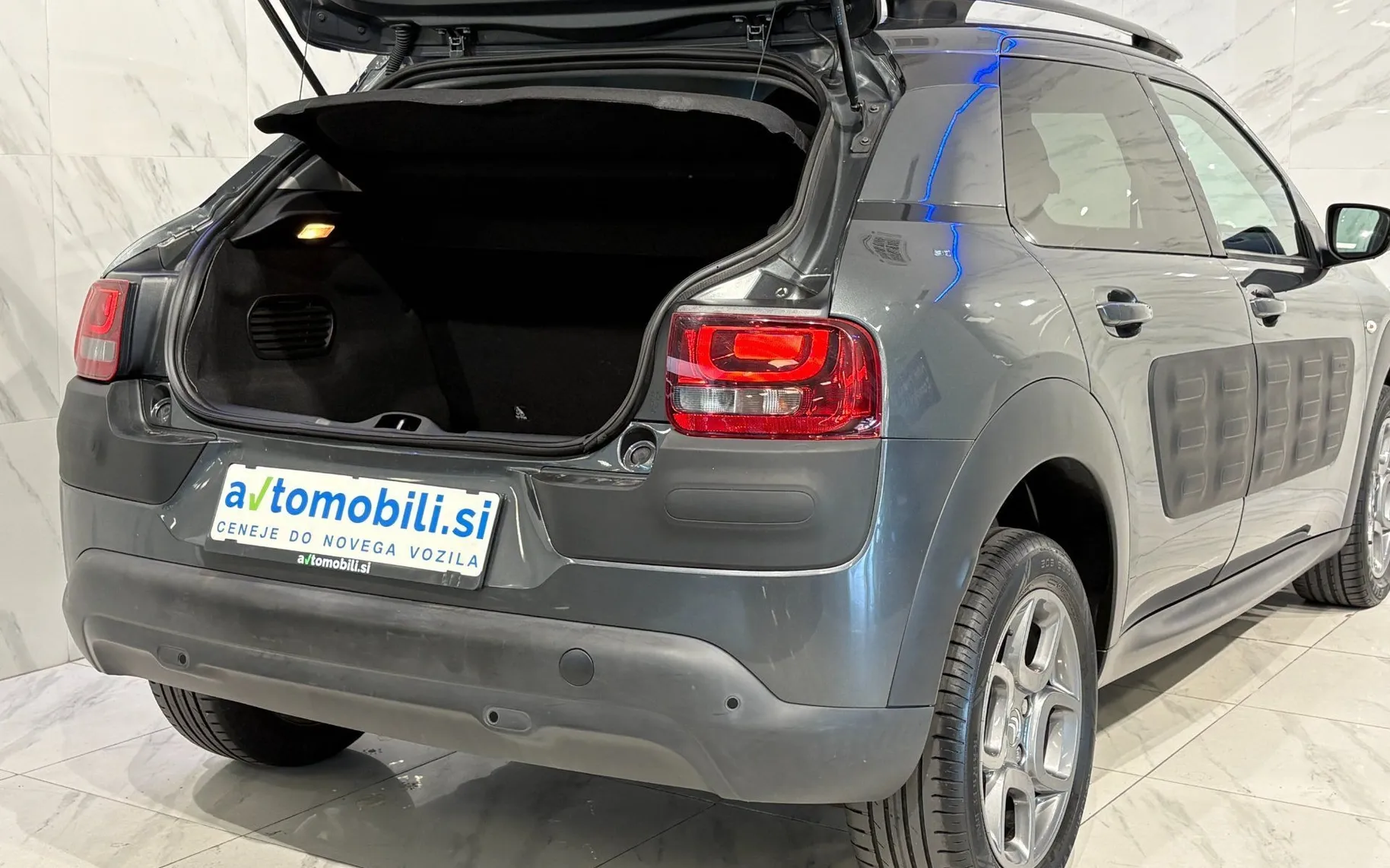 Notranja slika - Citroën C4 Cactus - 1.6 HDi KAMERA-NAVIGACIJA-PDC-TEMPOMAT - 8