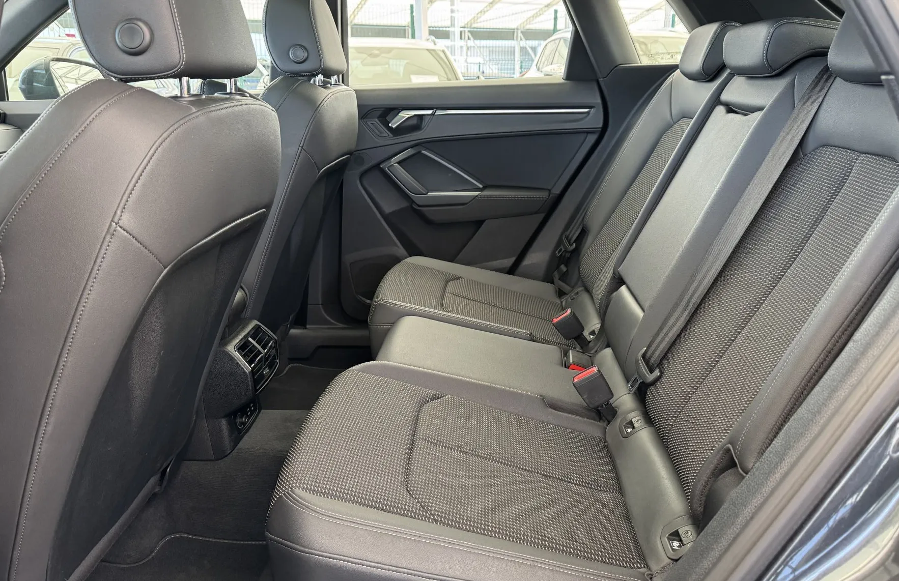 Zunanja slika - Audi Q3 - S-LINE 35 TFSI S-tronic PANORAMA-KAMERA-KEYLESS - 11