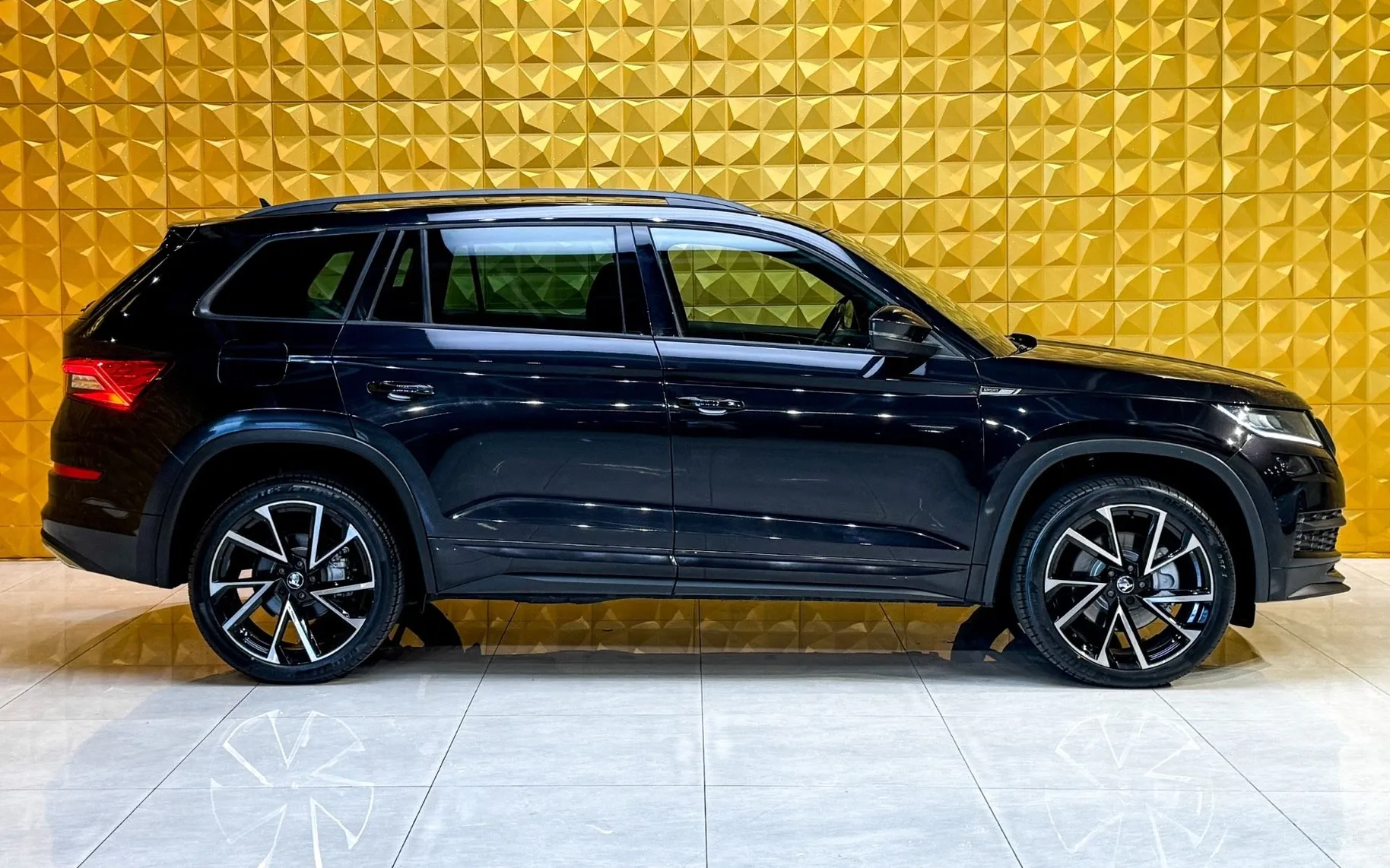 Notranja slika - Škoda Kodiaq - 2.0 TDI AUT. 4X4-Sportline-7 SEDEZEV-GRETJE-KAMERA - 11