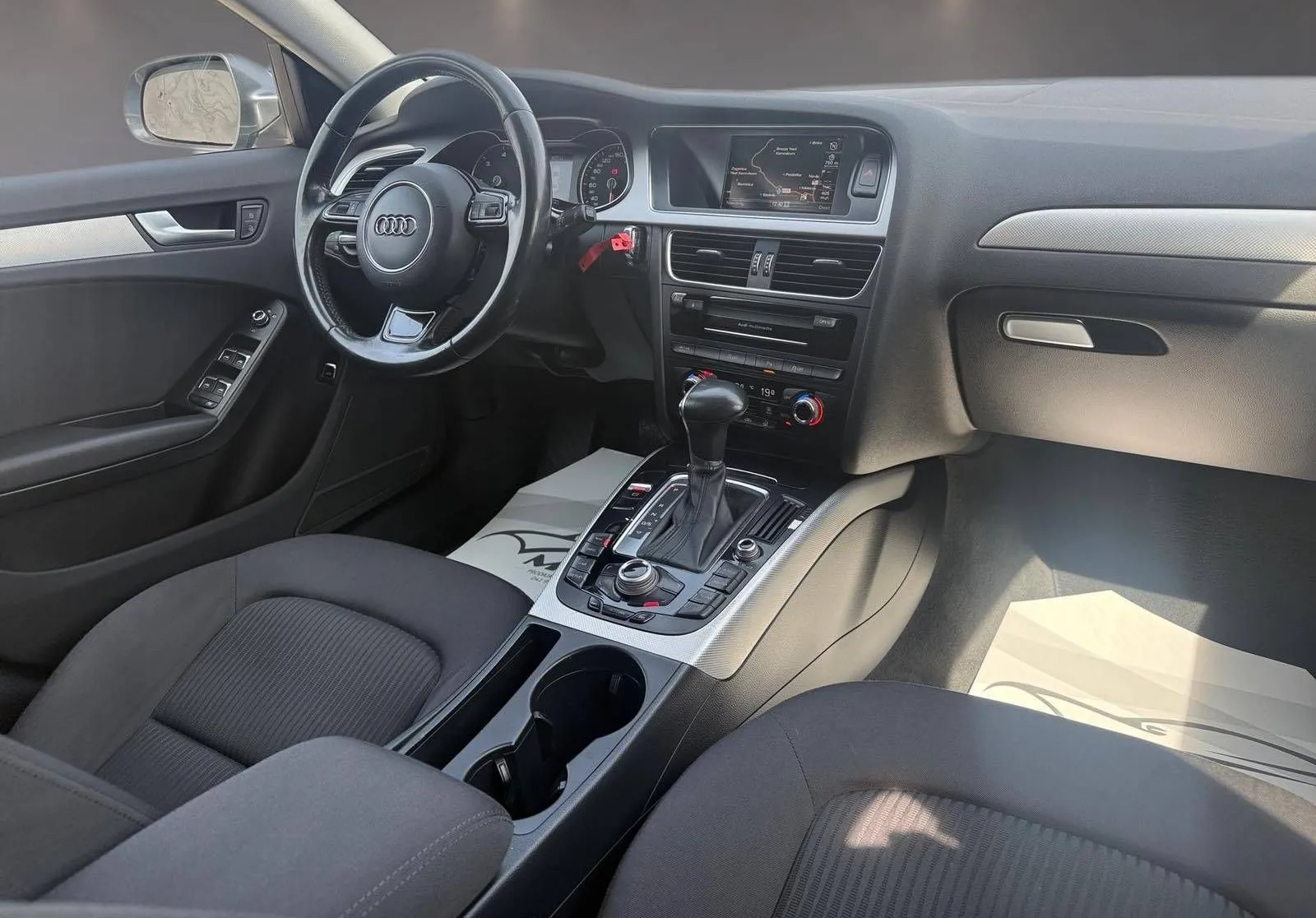 Notranja slika - Audi A4 - Audi  2.0 TDI S-tronic 150ks S-line LED Bi-XEN.. - 9