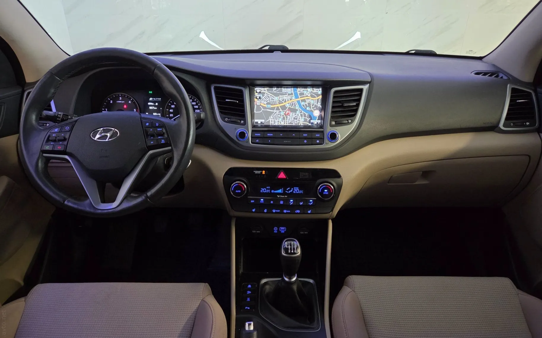 Notranja slika - Hyundai Tucson - 4WD 2.0 CRDi Slovensko vozilo - Kamera - Kljuka - 10