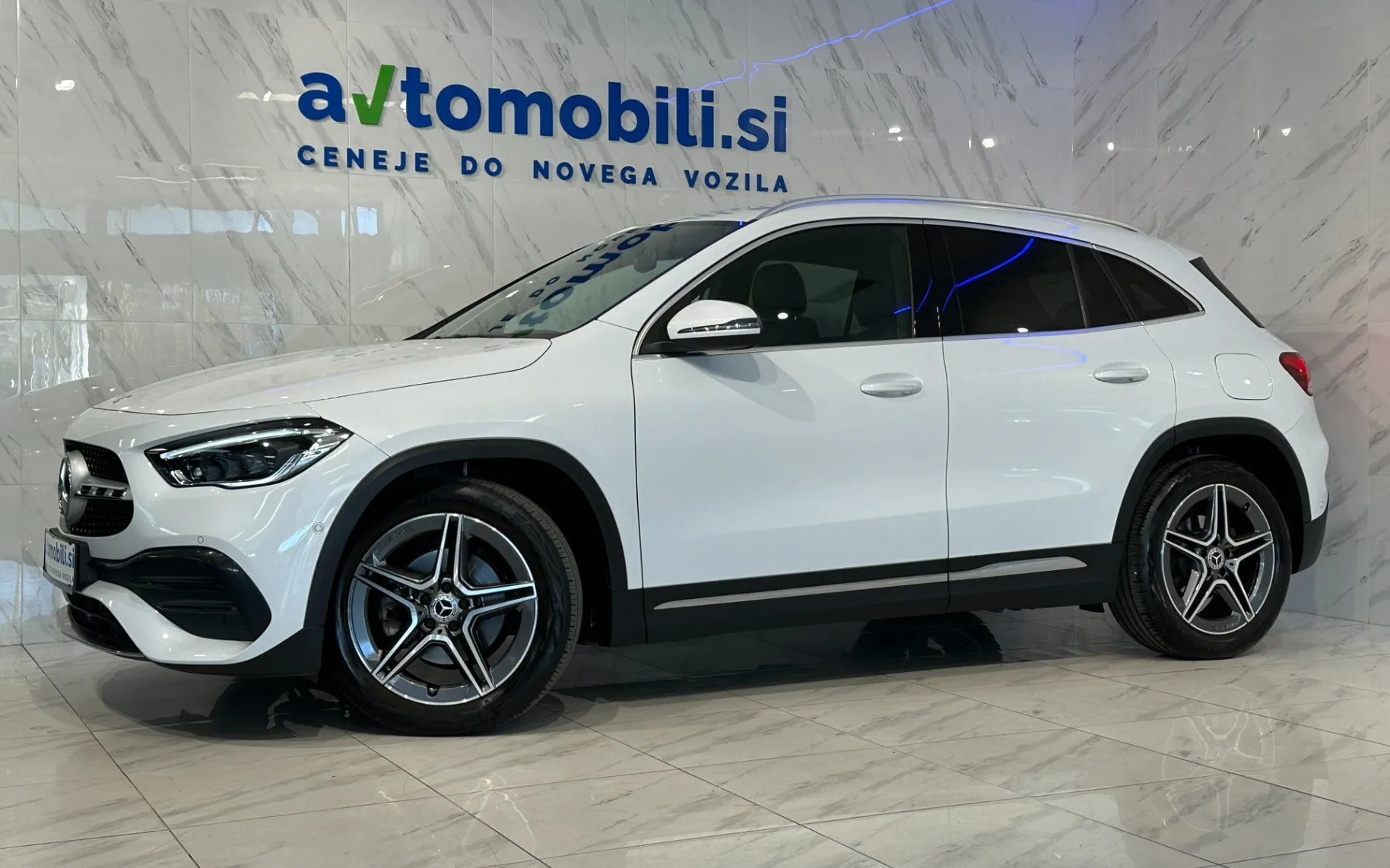 Zunanja slika - Mercedes-Benz GLA-Razred - 200|AMG Line|Memory|HUD|Kamera|Gretje|LineAss|R19 - 2