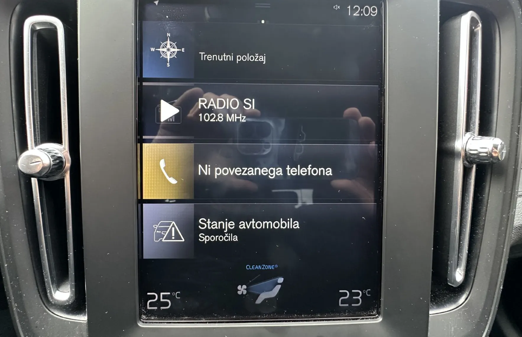 Zunanja slika - Volvo XC40 - D3 AWD Momentum Avt. KAMERA.NAVI.ALU.4X4.TOP - 14