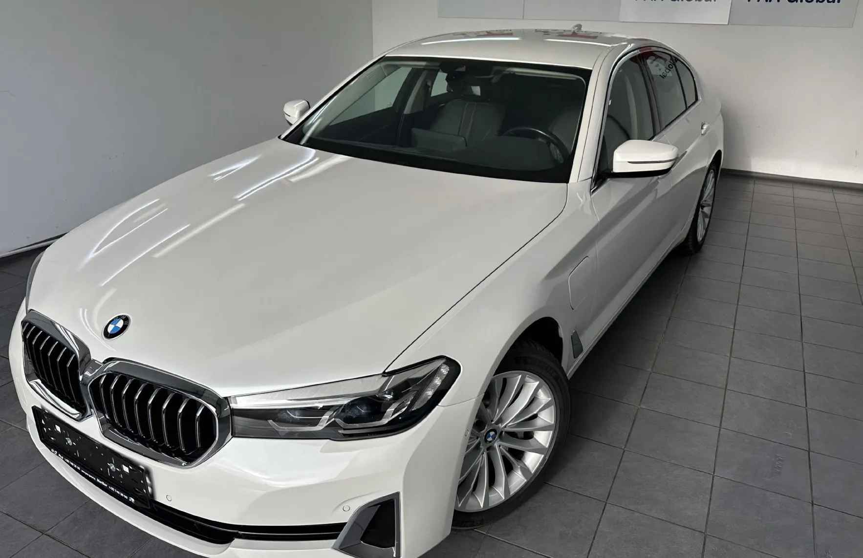 Zunanja slika - BMW Serija 5 - : 530e xDrive LUXURY.KAMERA.NAVI.USNJE.LED.ALU.4X4 - 1