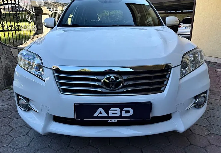 Zunanja slika - Toyota RAV4 - 2.2 D-4D . LASTNIK VLEČNA KLJUKA LETNO JAMSTVO - 2