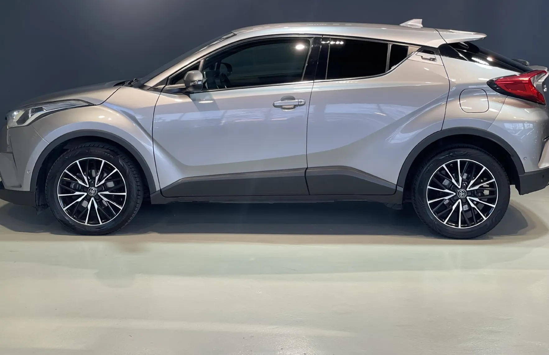 Zunanja slika - Toyota C-HR - KEYLESS-KAMERA-RADAR-LANE-PARK SENZORJI-GRETJE SED - 5