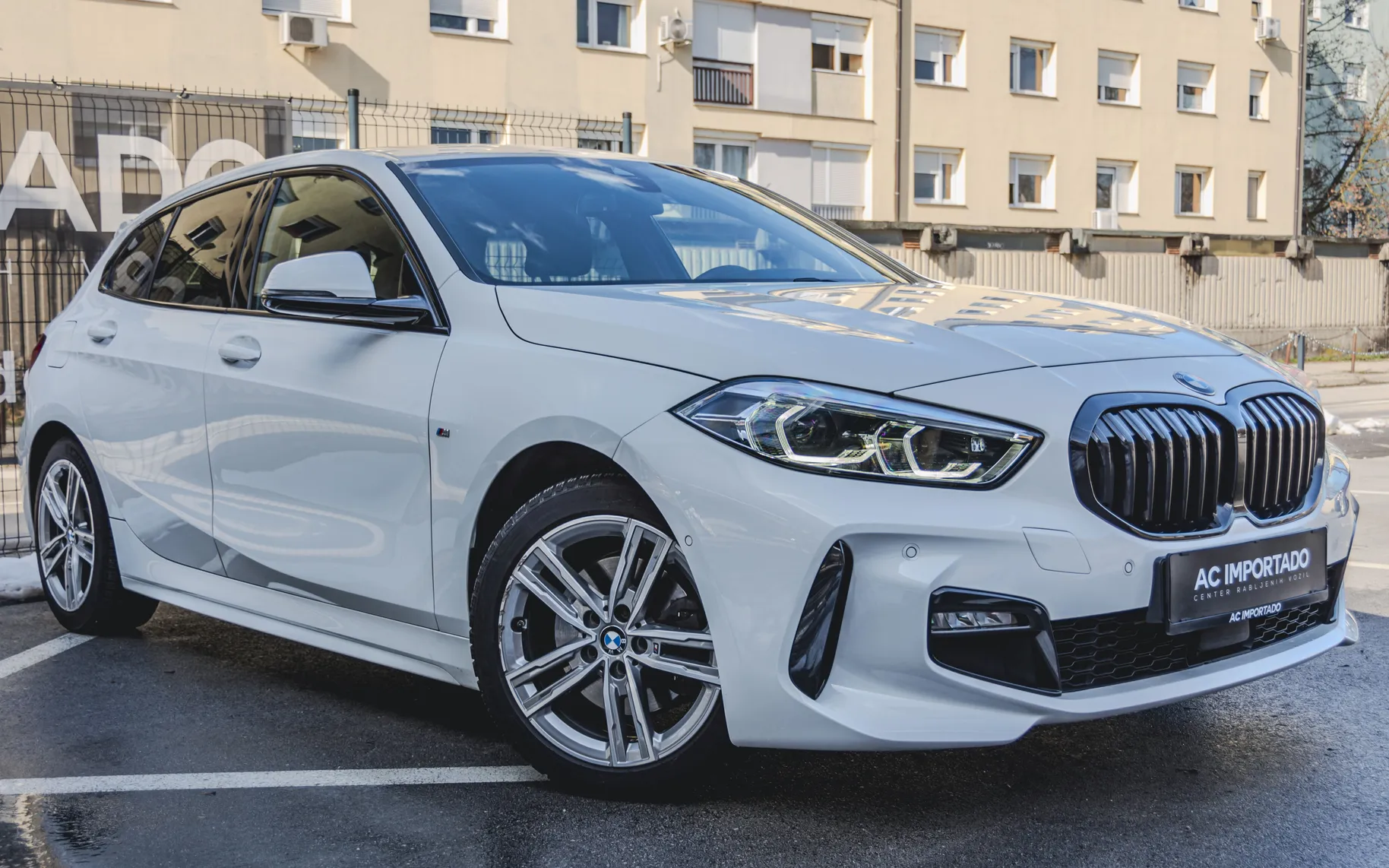 Zunanja slika - BMW - 118i M Sport-LED-HUD-PANO-LC PRO-KAM-17C - 3