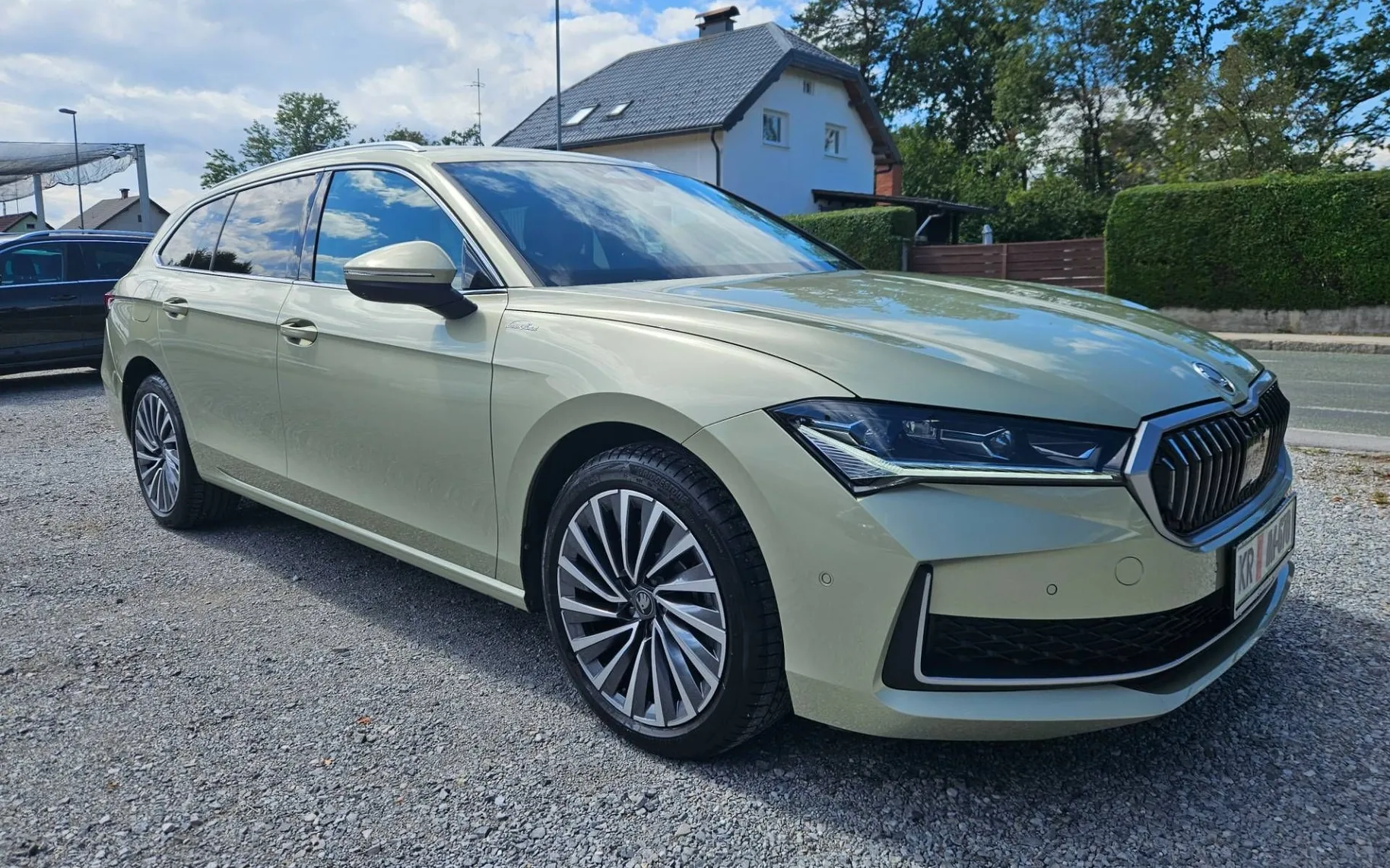 Zunanja slika - Škoda Superb - Combi 4x4 2.0 TDI L K DSG CANTON HLAJENJE SED. 3.. - 2