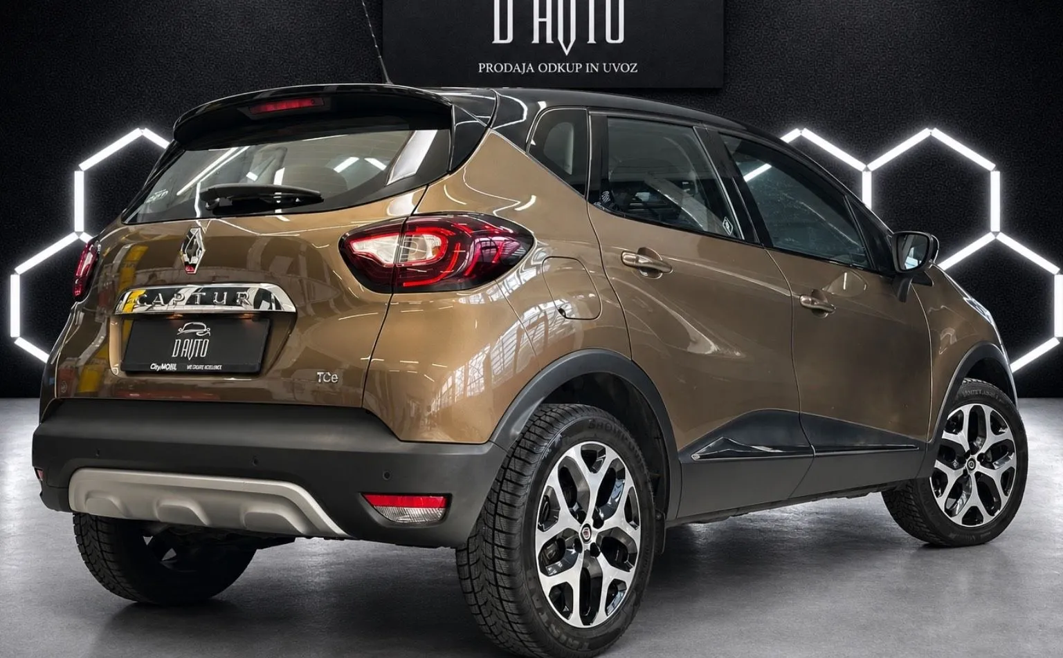Notranja slika - Renault Captur - TCe 120 Energy Intens SAMO 53000km-SLO POREKLO - 8