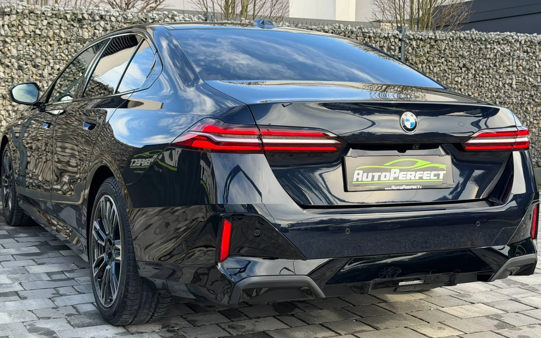 Zunanja slika - BMW Serija 5 - : 520d M-PAKET | ICONIC GLOW | HUD | 360° | KLJUKA | - 4