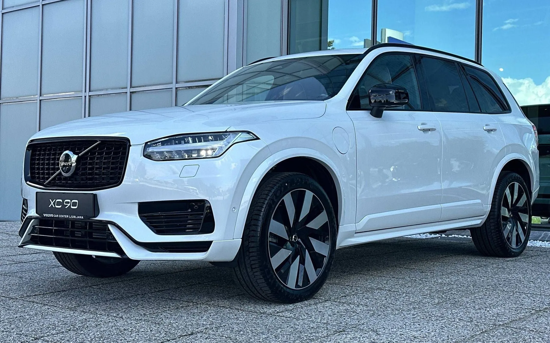 Zunanja slika - Volvo XC90 - T8 AWD Ultra Dark 7s 3 leta garancije + 3 servisi. - 1