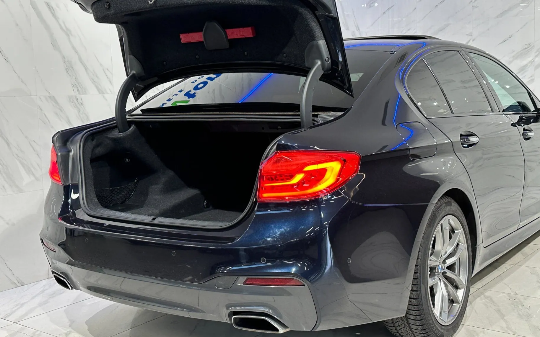 Notranja slika - BMW serija 5: - 530d xDrive |M-Sport|Pano|4WS|Kamera|HUD|Memory| - 7