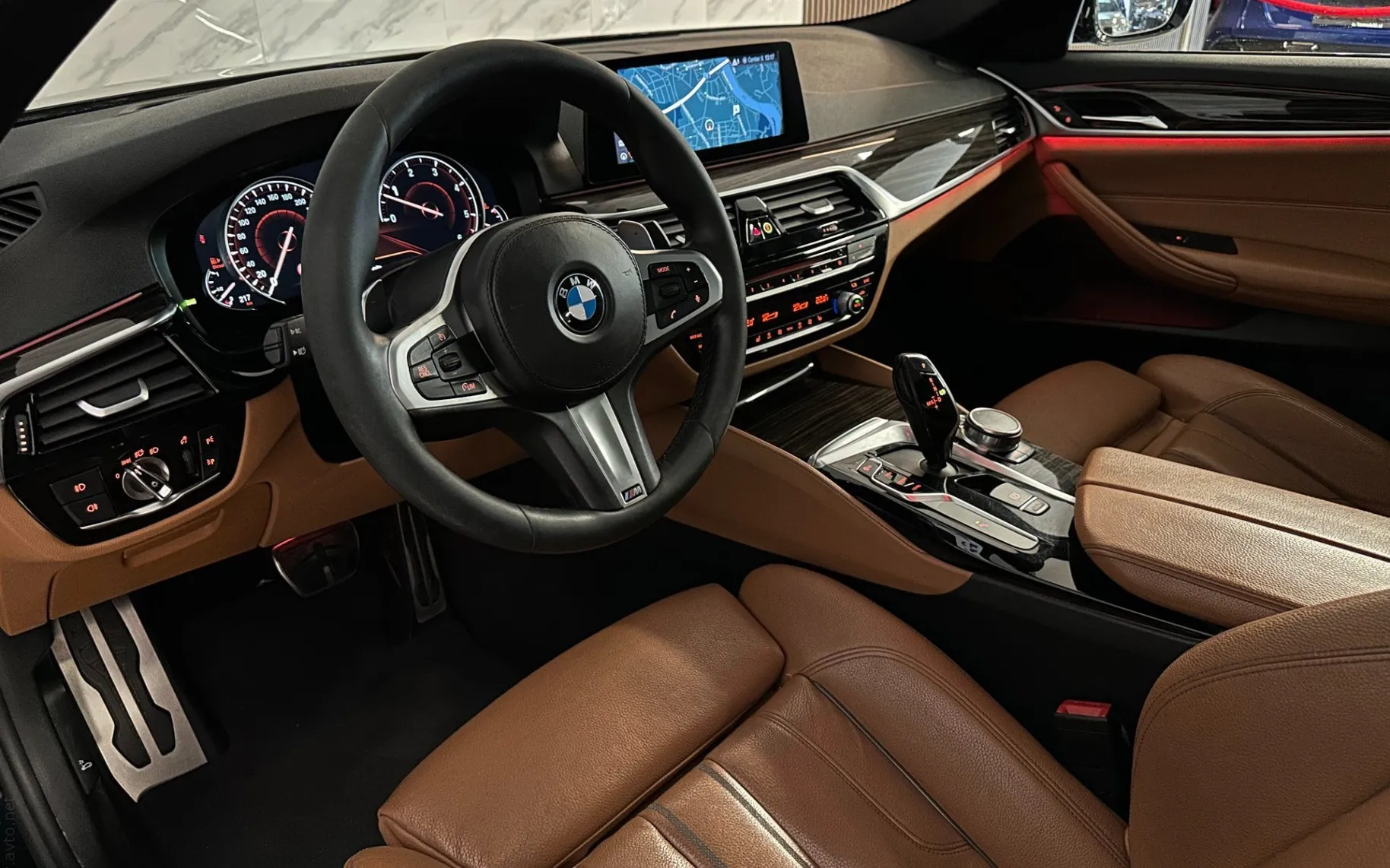 Notranja slika - BMW serija 5: - 530d xDrive |M-Sport|Pano|4WS|Kamera|HUD|Memory| - 8