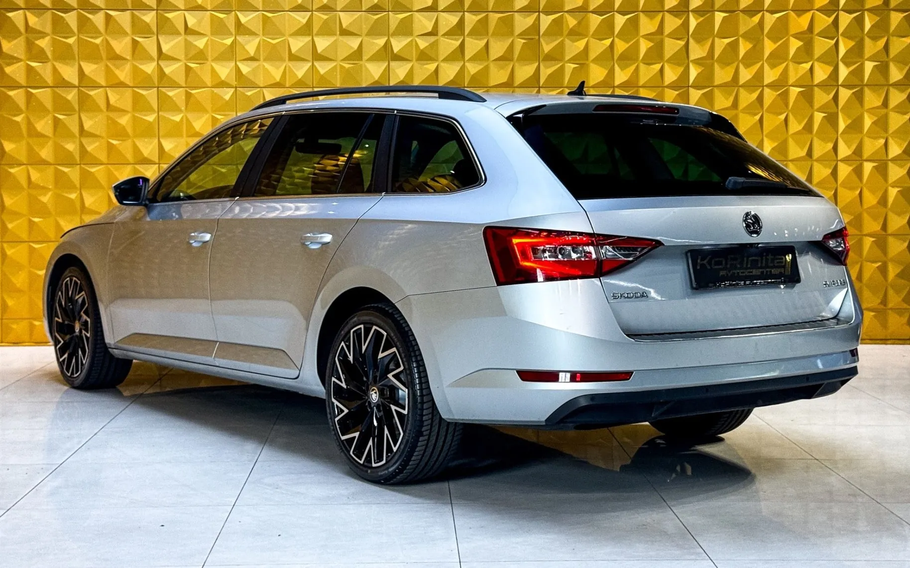 Notranja slika - Škoda Superb - 1.6 TDI KAMERA-NAVI-MULTIFUNKCIJA - 9