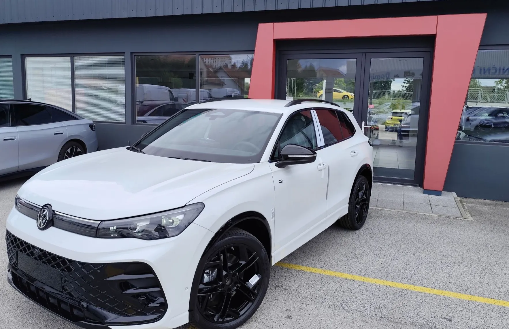 Zunanja slika - Volkswagen Tiguan - 2.0 TDI BMT 4Joy DSG - 1