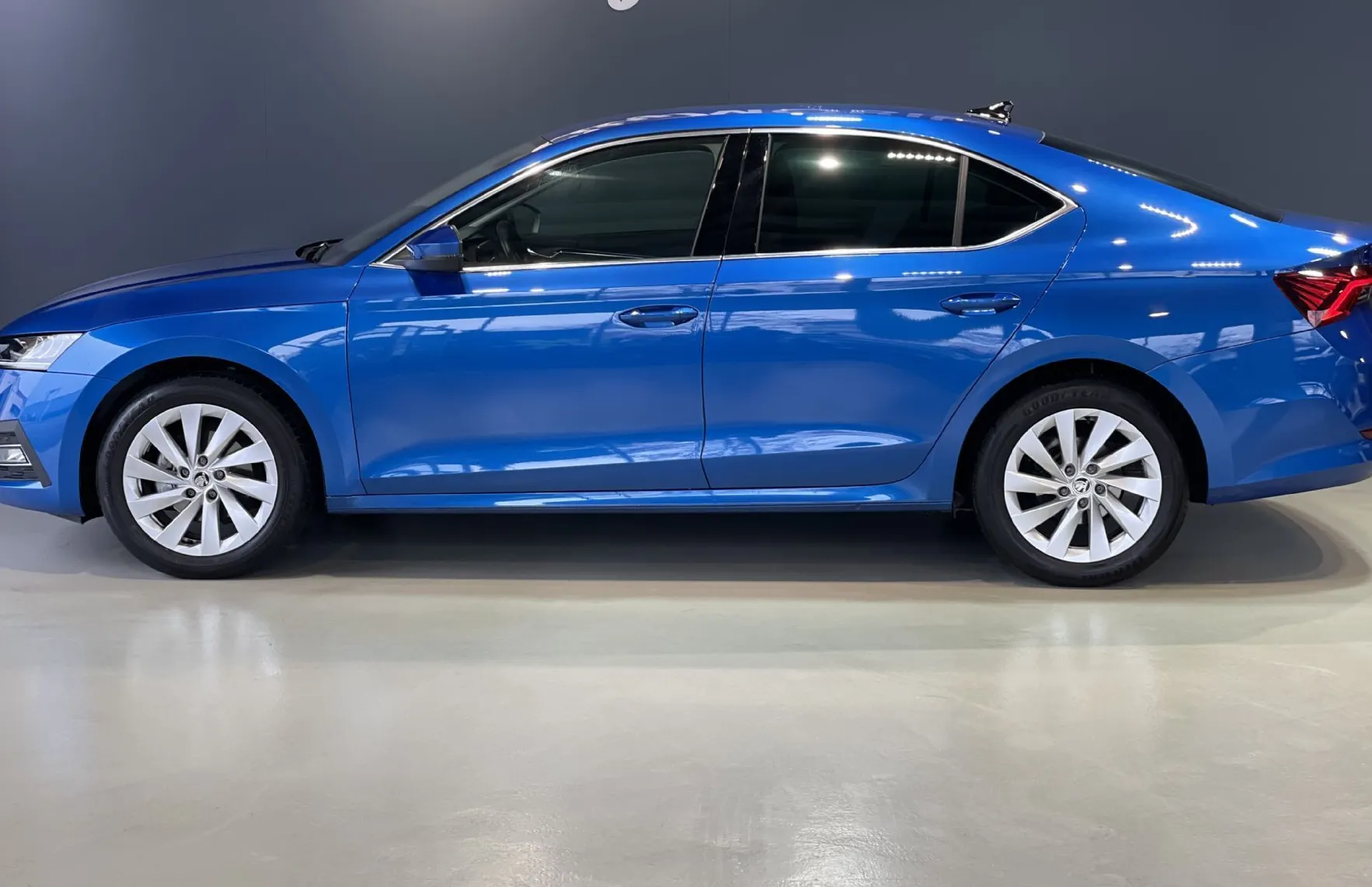 Zunanja slika - Škoda Octavia - 1.LASTNIK-RADAR-VIRTUAL-KEYLESS-NAVIGACIJA-MEMORY - 5