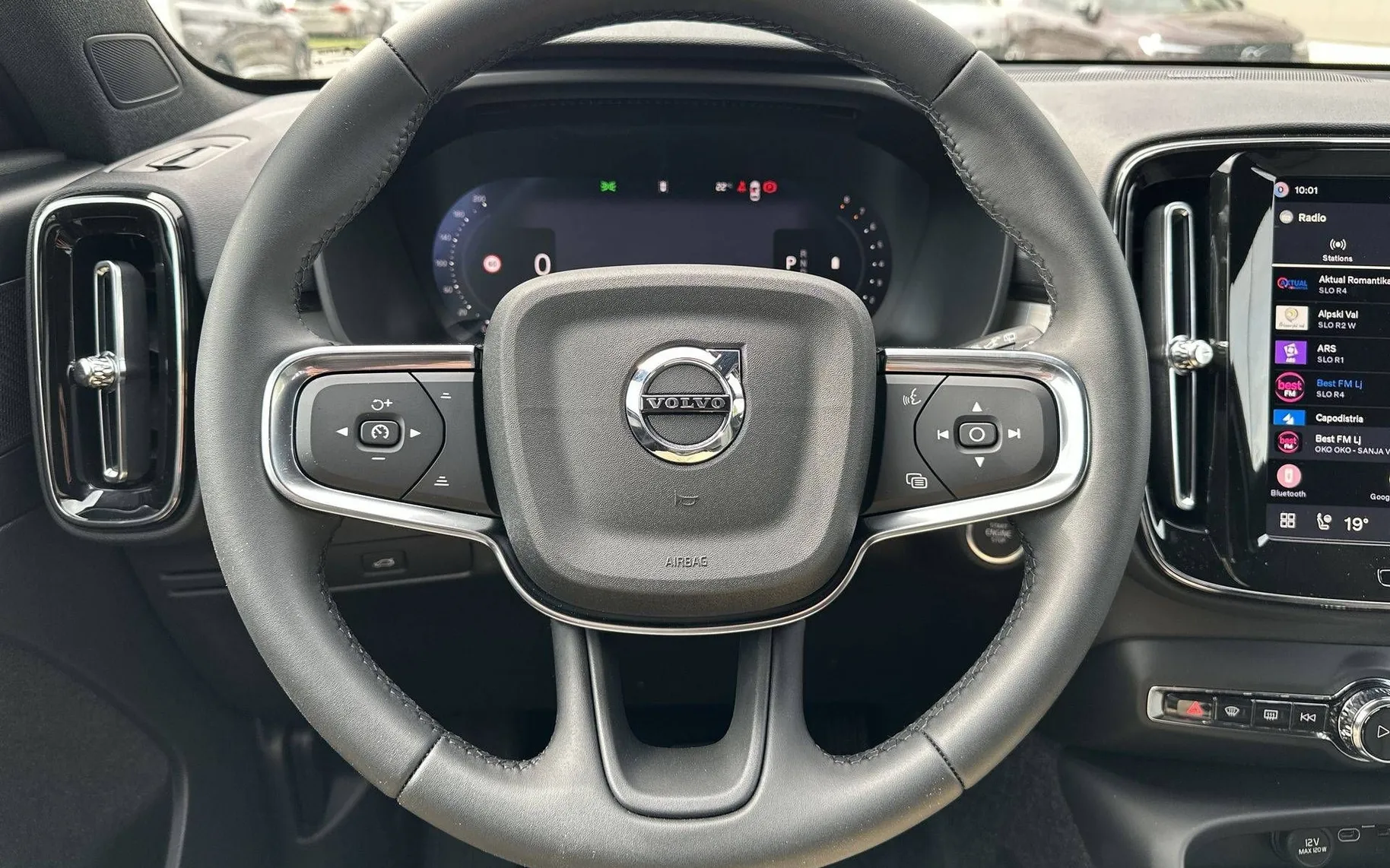 Notranja slika - Volvo XC40 - B3P Plus Dark Avt - 14