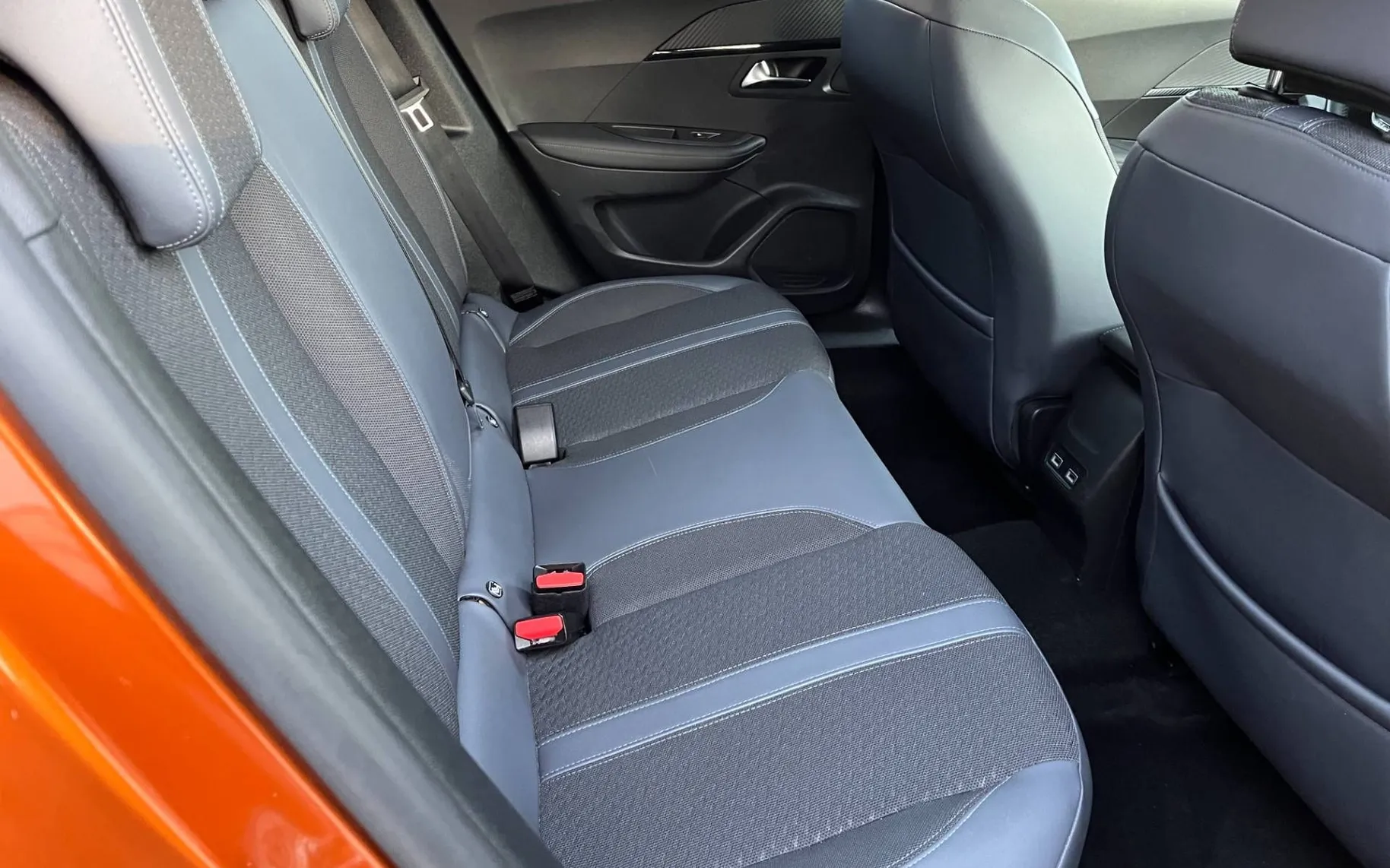 Notranja slika - Peugeot 2008 - 1.2 PURETECH 130 ALLURE-1 LASTNICA-ALU-NAVI-KAM... - 11