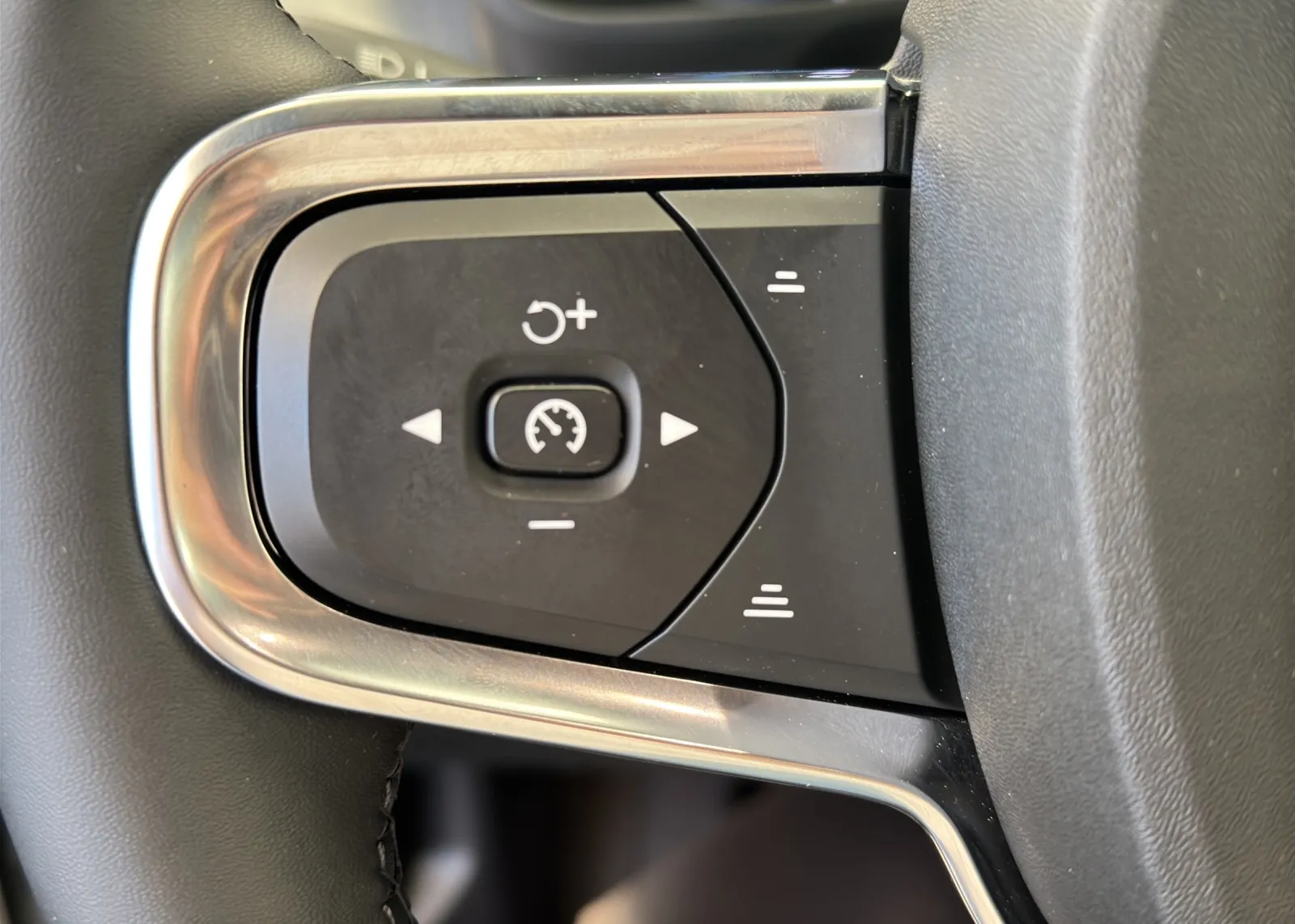 Zunanja slika - Volvo XC40 - B3 AUT. - 14