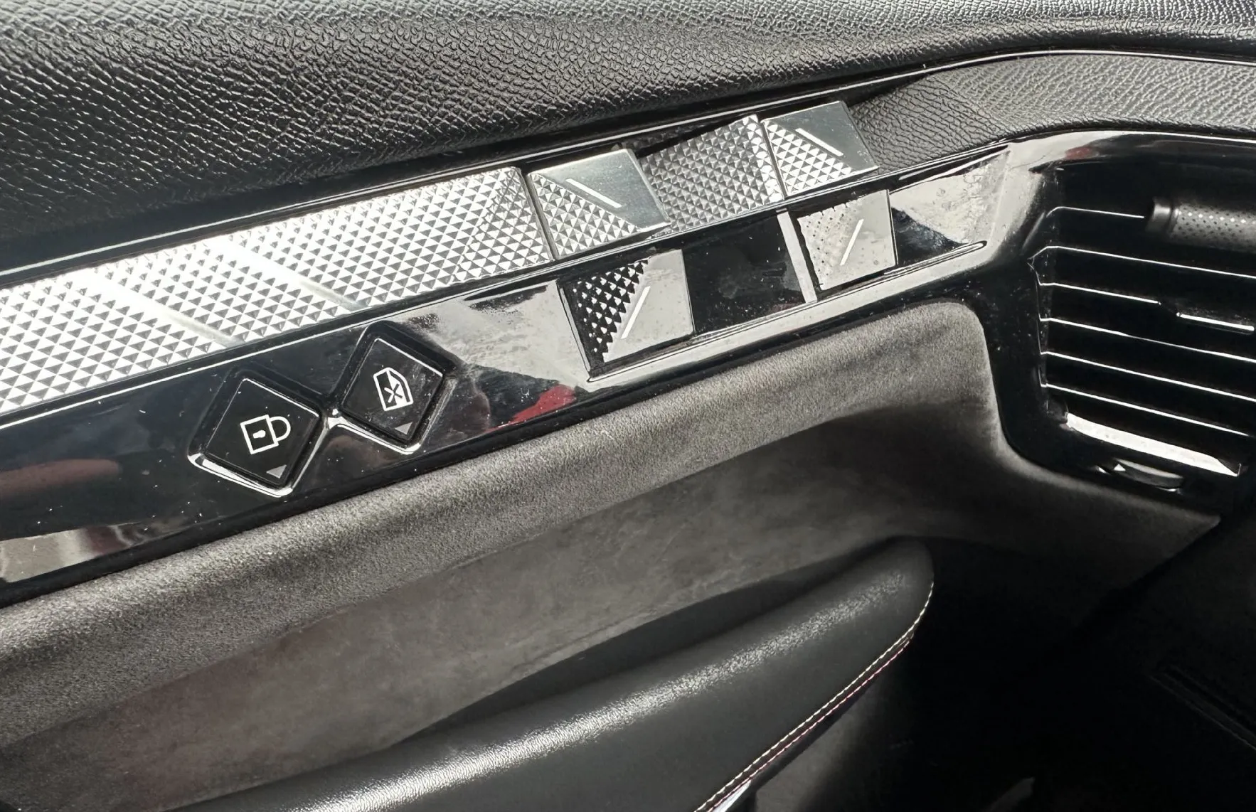 Zunanja slika - DS DS 4 - Performance Line 1.5 BlueHDi 96KW.KAMERA.LED.USNJE - 16