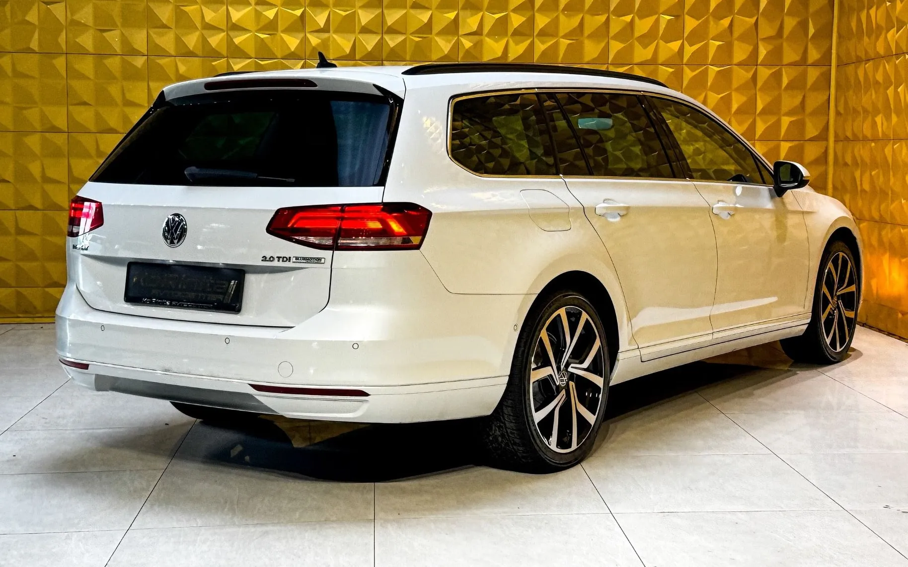 Notranja slika - Volkswagen Passat Variant - 2.0 TDI AUT.-PERLA-KLJUKA-MASAZA-GRETJE-RADAR... - 11